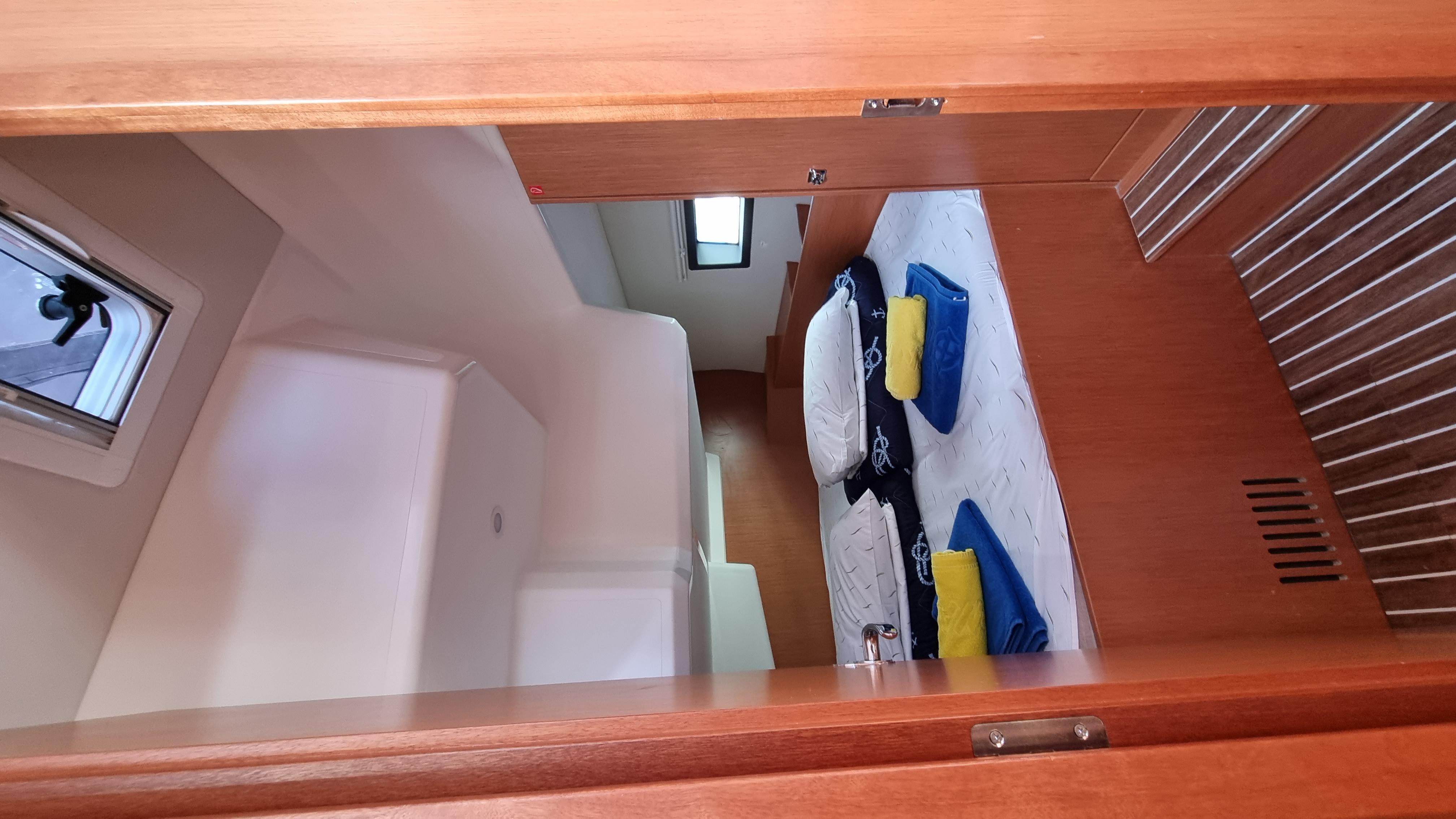 Bavaria C42 — photo 8