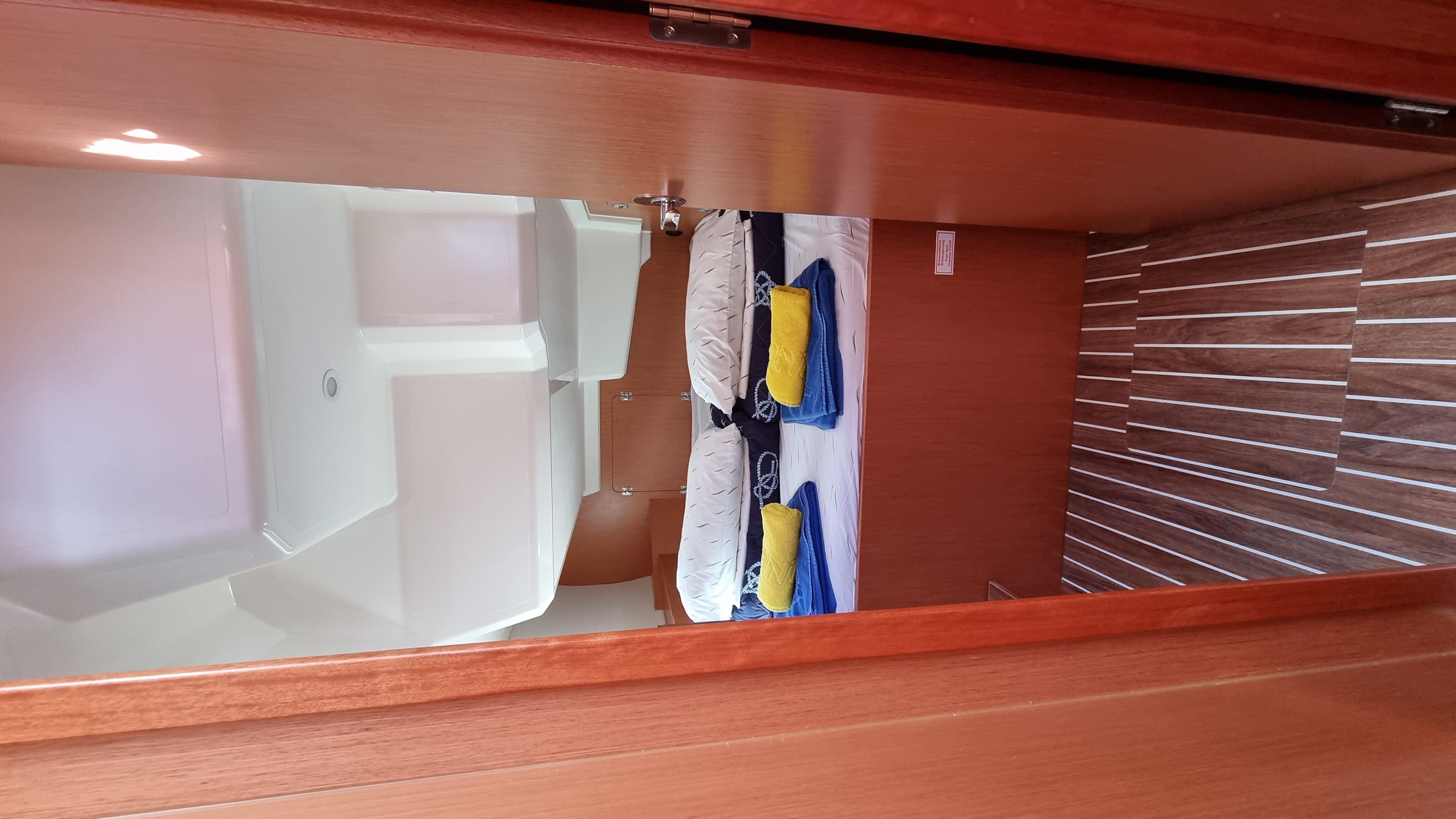 Bavaria C42 — photo 3