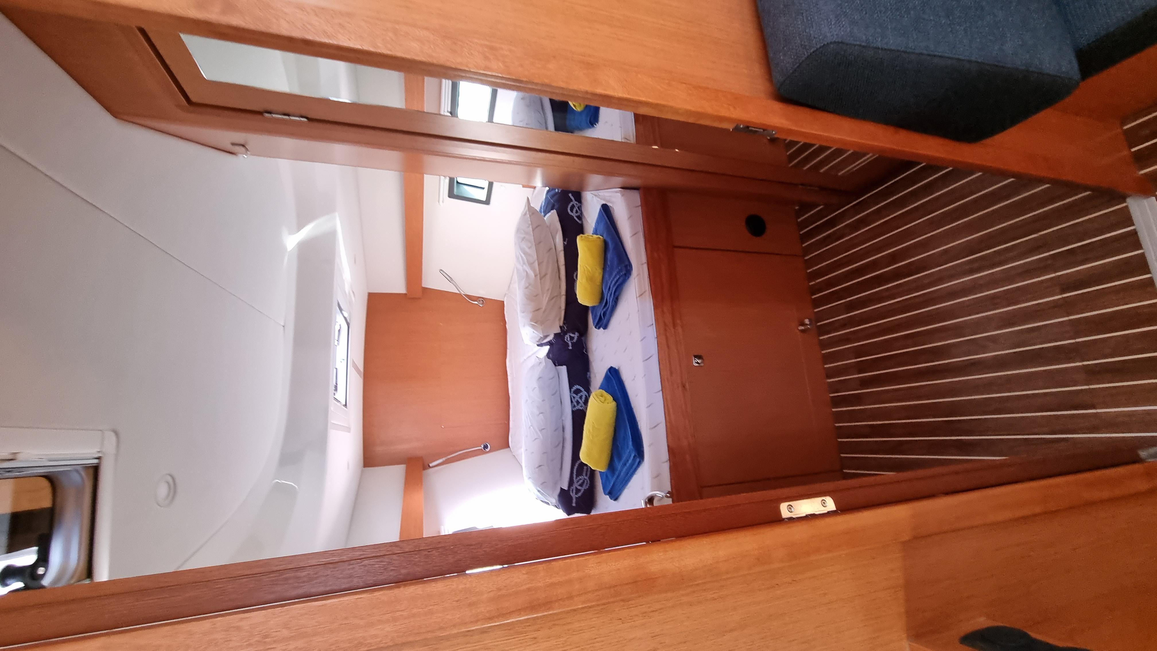 Bavaria C42 — photo 17