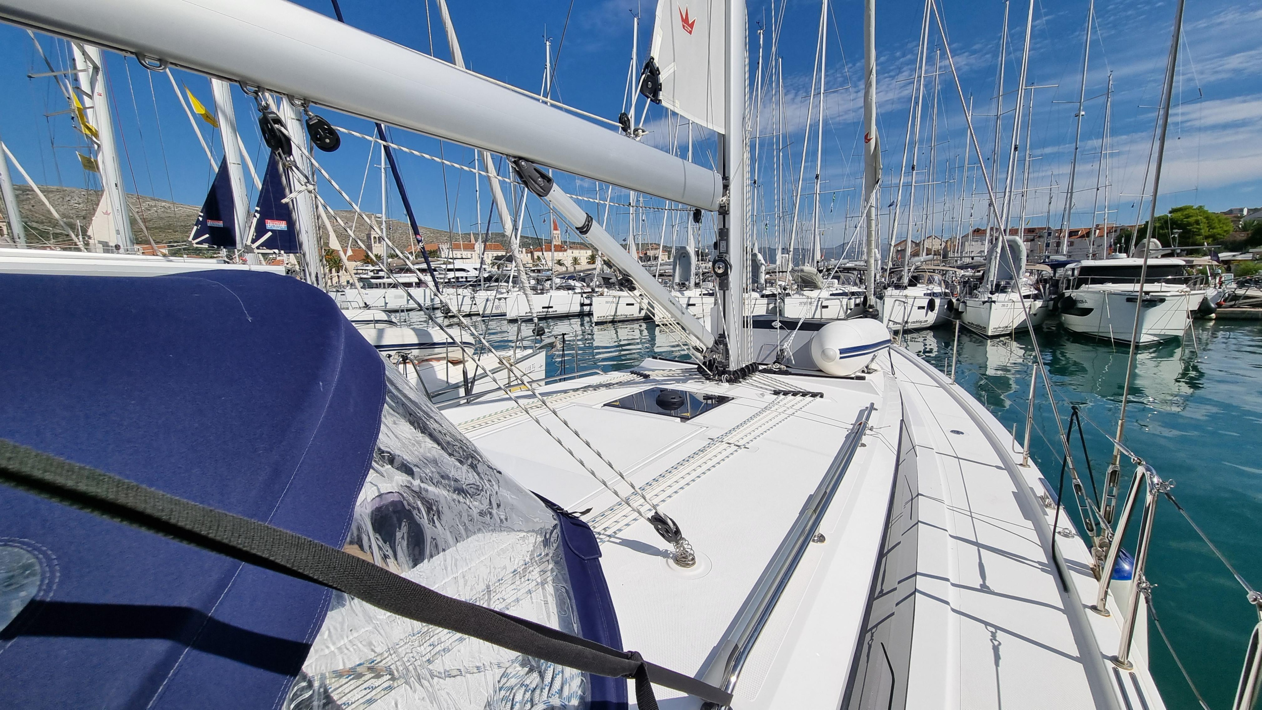 Bavaria C42 — photo 4