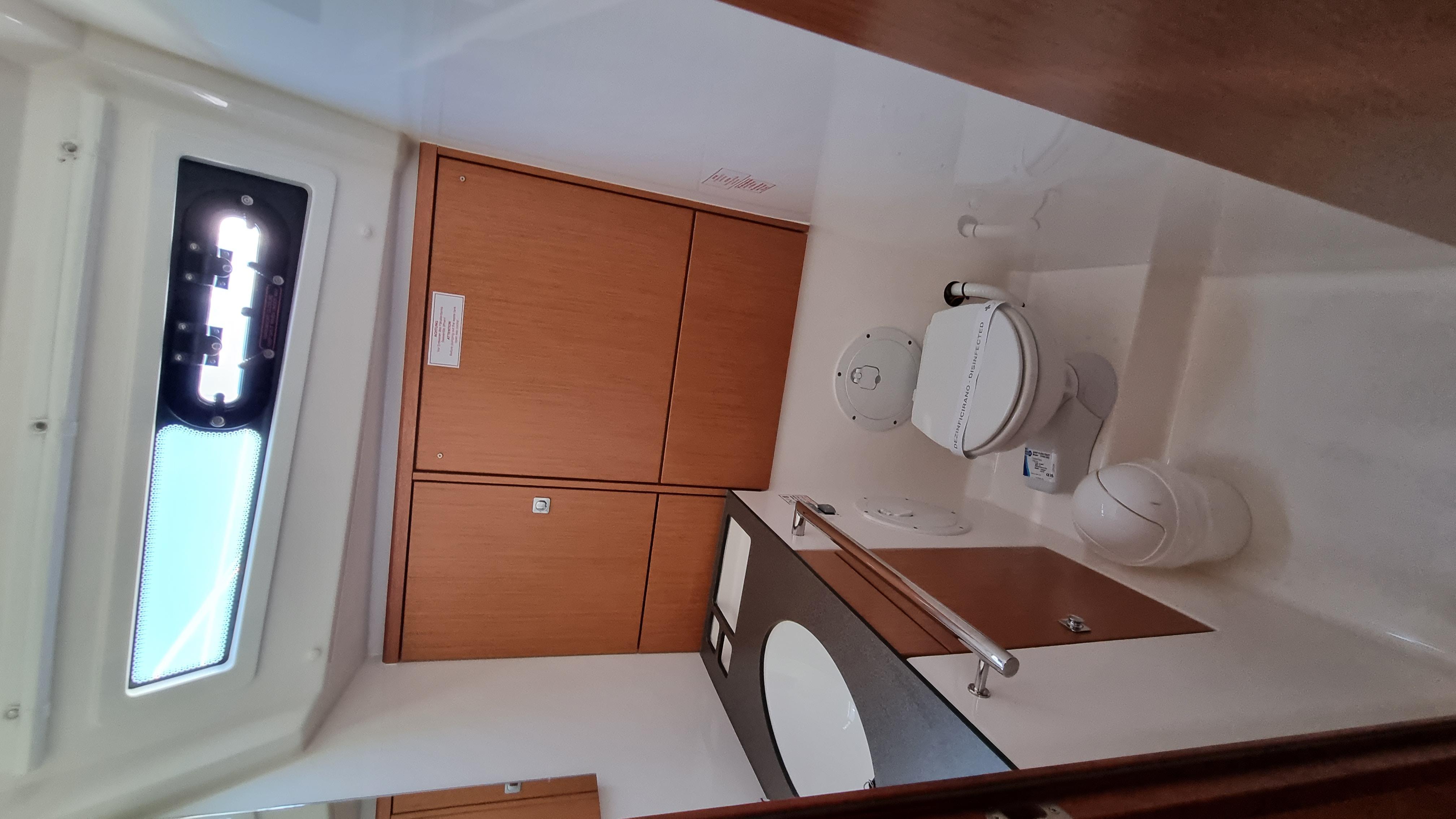 Bavaria C42 — photo 12