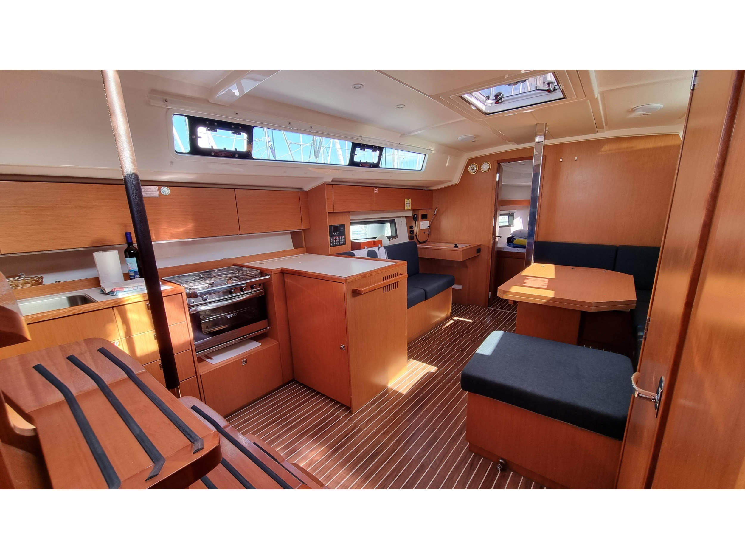 Bavaria C42 — photo 14