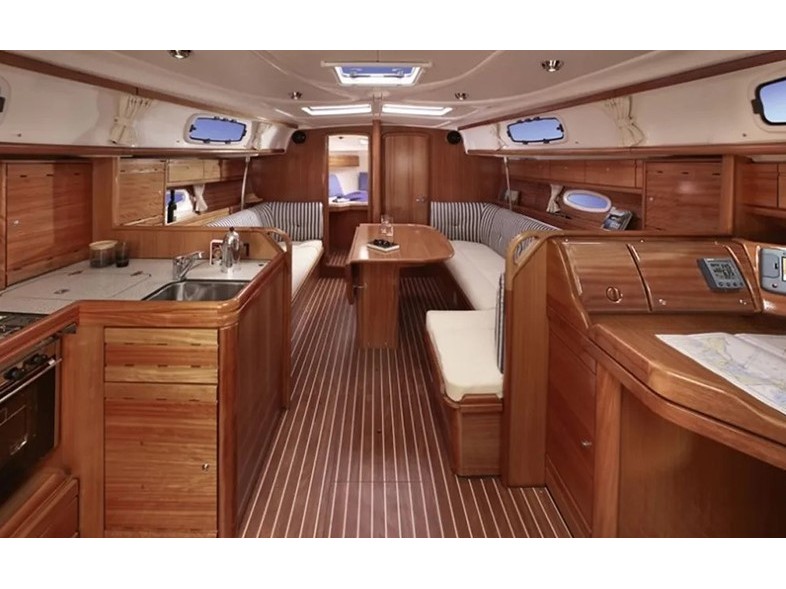 Bavaria 37 Cruiser — photo 2