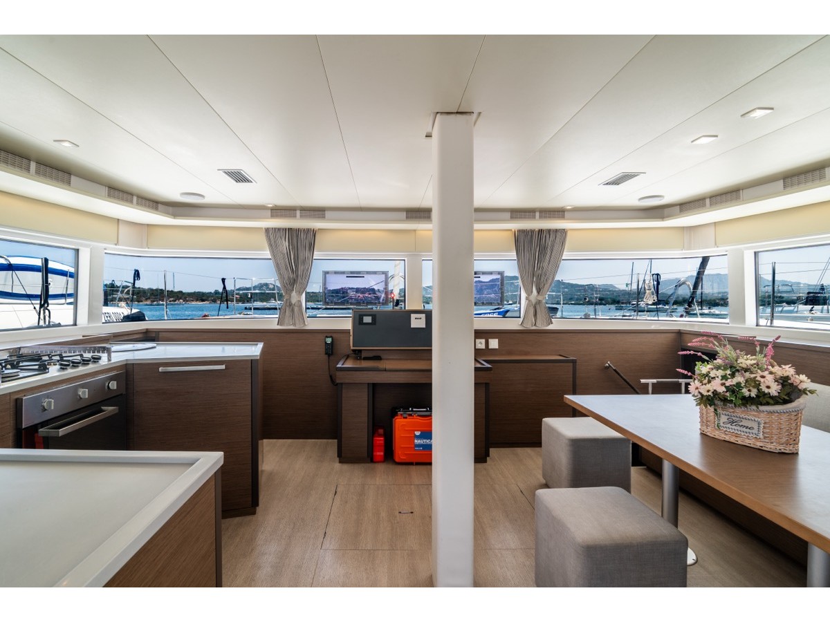 Lagoon 52F (5 cab) — photo 25