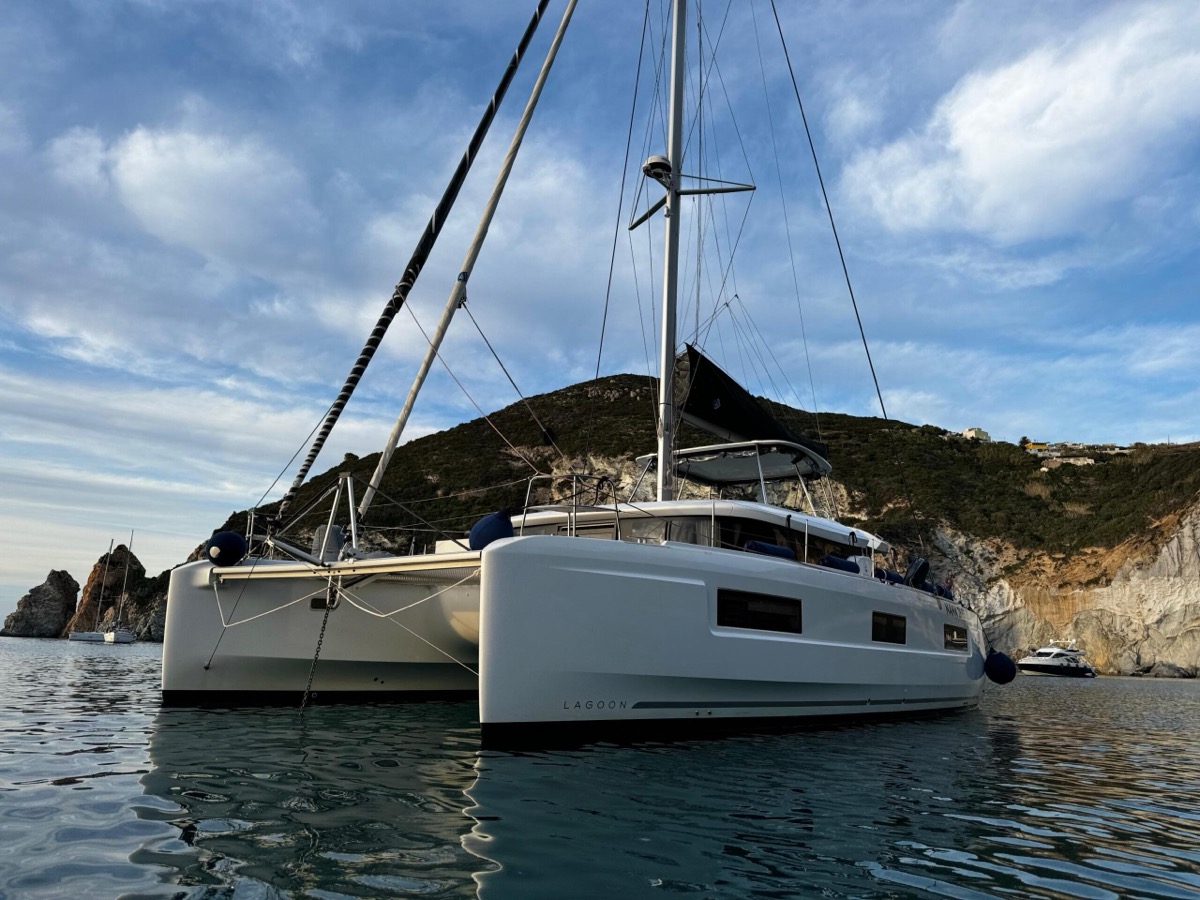 Lagoon 46 (3 CAB) — photo 1