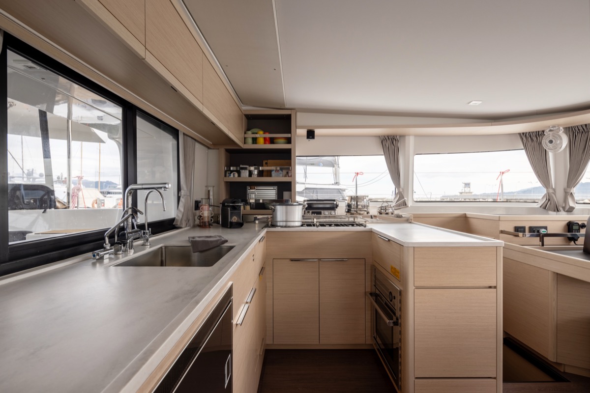 Lagoon 46 (3 CAB) — photo 13