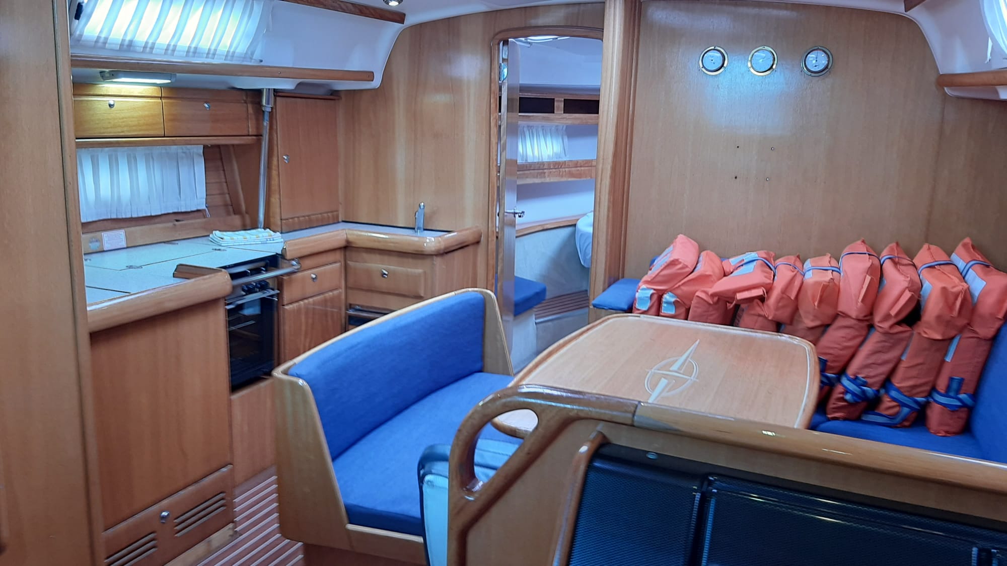 Bavaria 42 Cruiser — photo 3