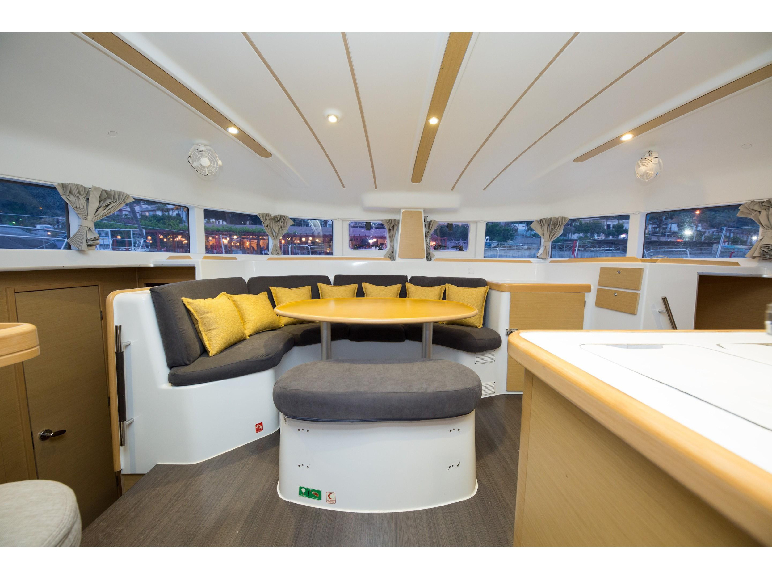 Lagoon 380 — photo 20