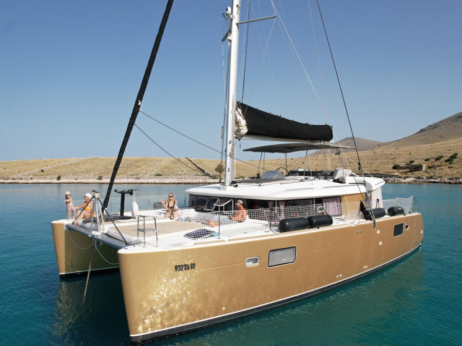 Photo #1 - Lagoon 450  Fly (Black Duck) en Marina - 17643