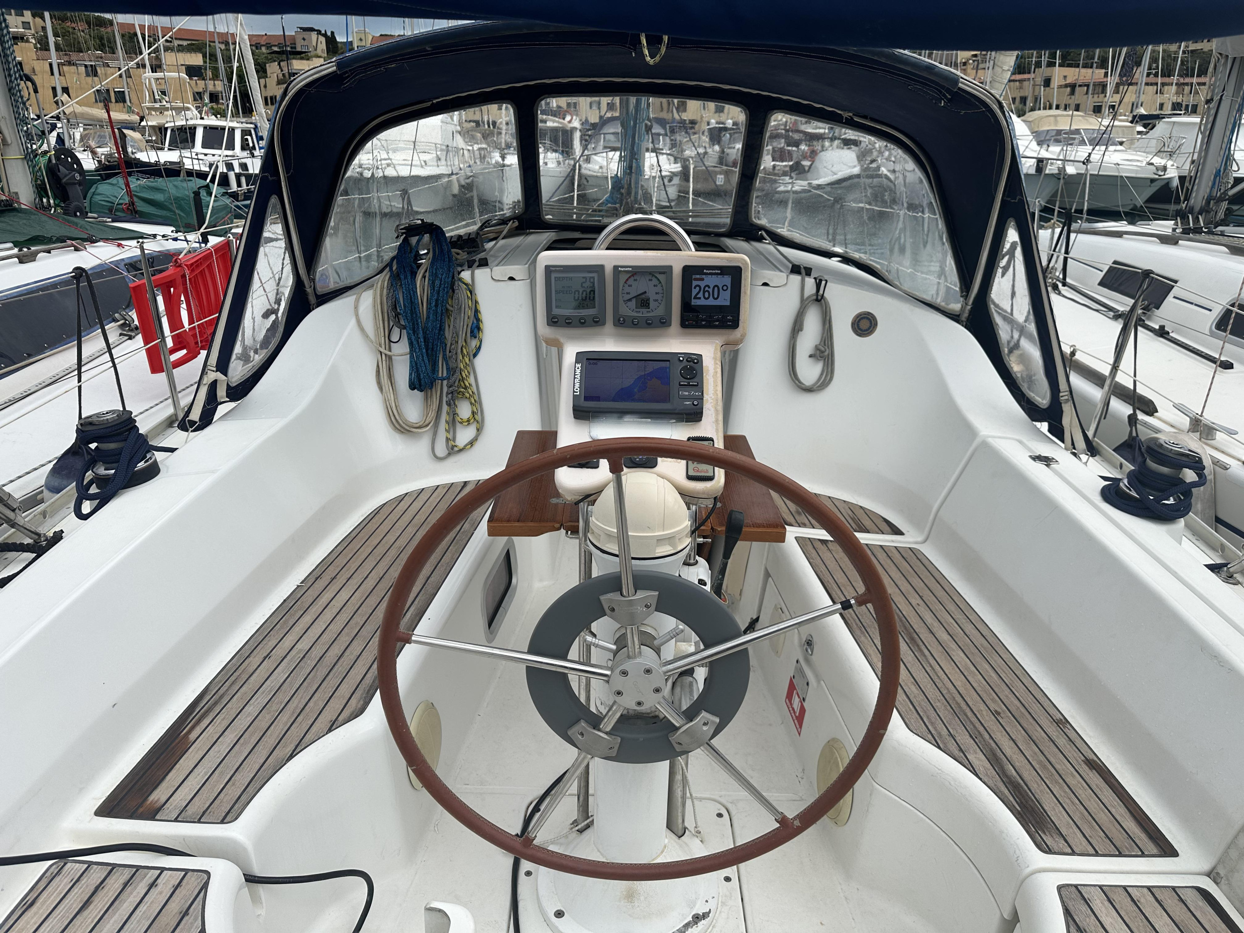 Oceanis 323 Clipper — photo 13