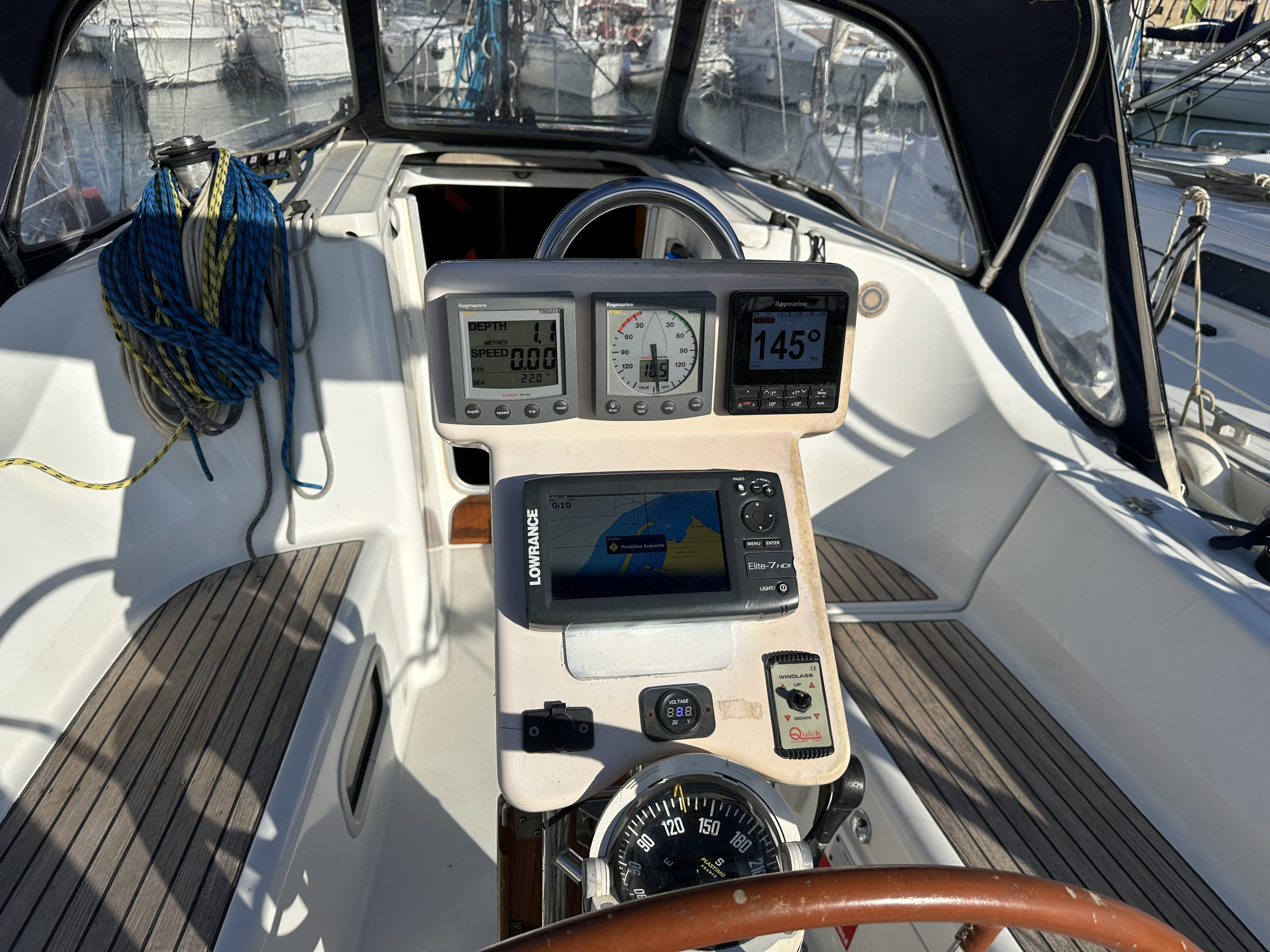 Oceanis 323 Clipper — photo 16