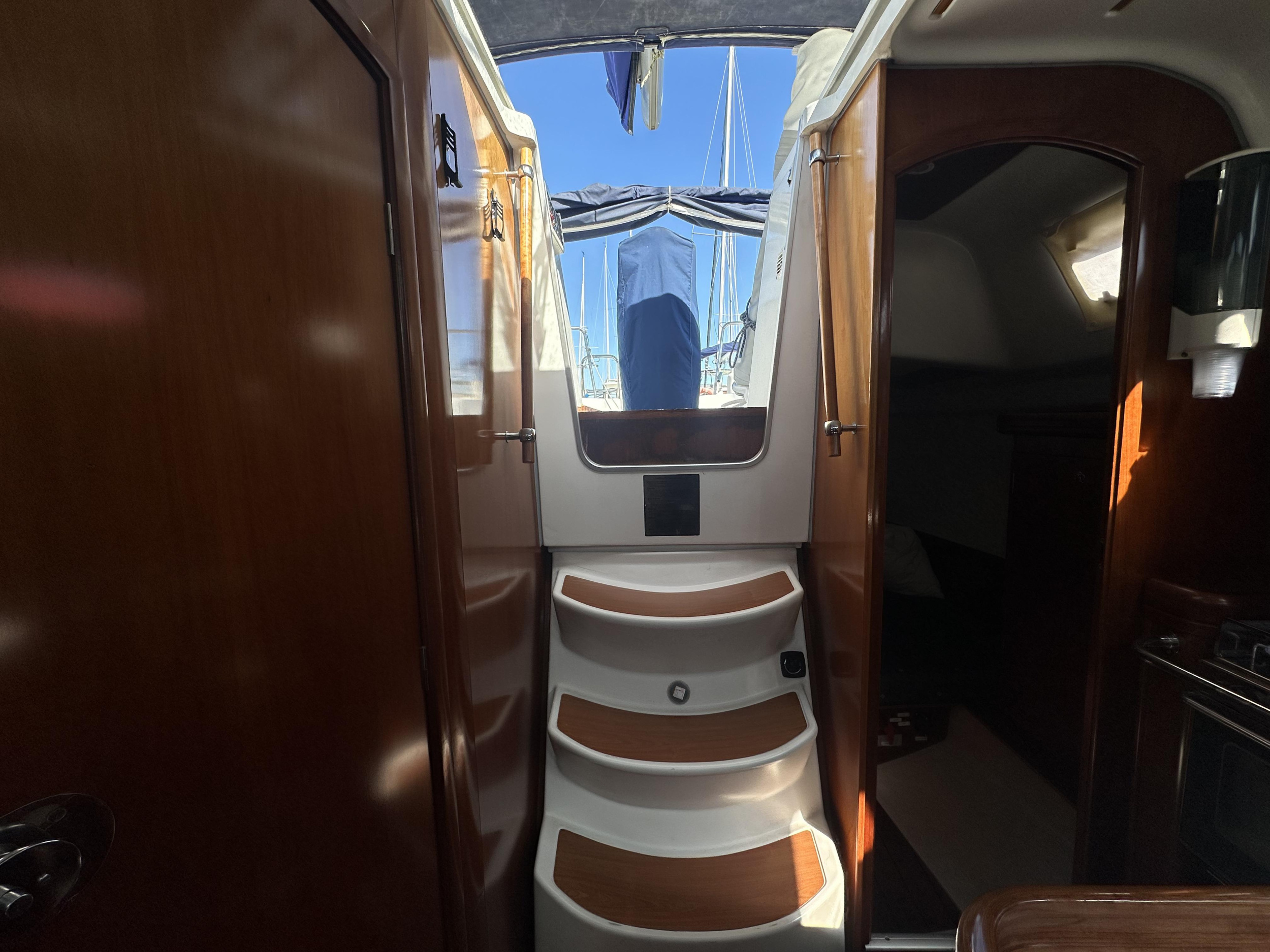 Oceanis 323 Clipper — photo 17