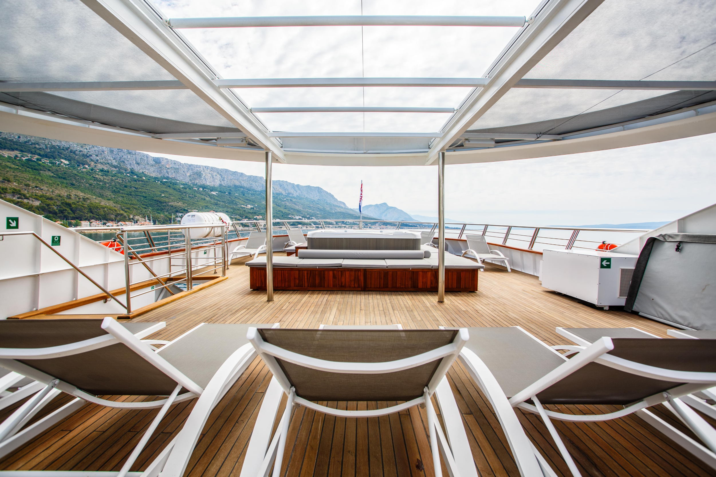 Luxury Motor Yacht — photo 8