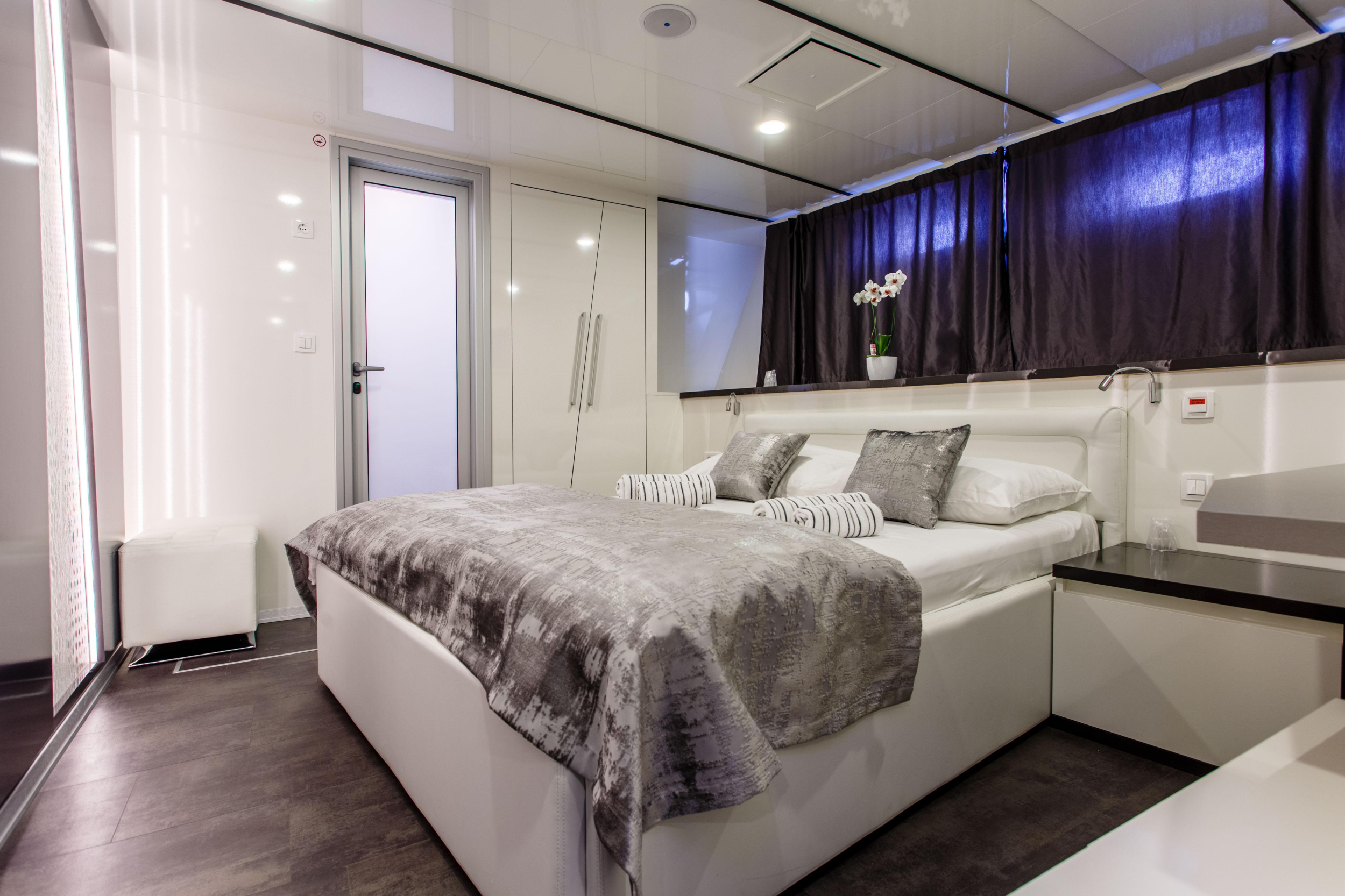 Luxury Motor Yacht — photo 13