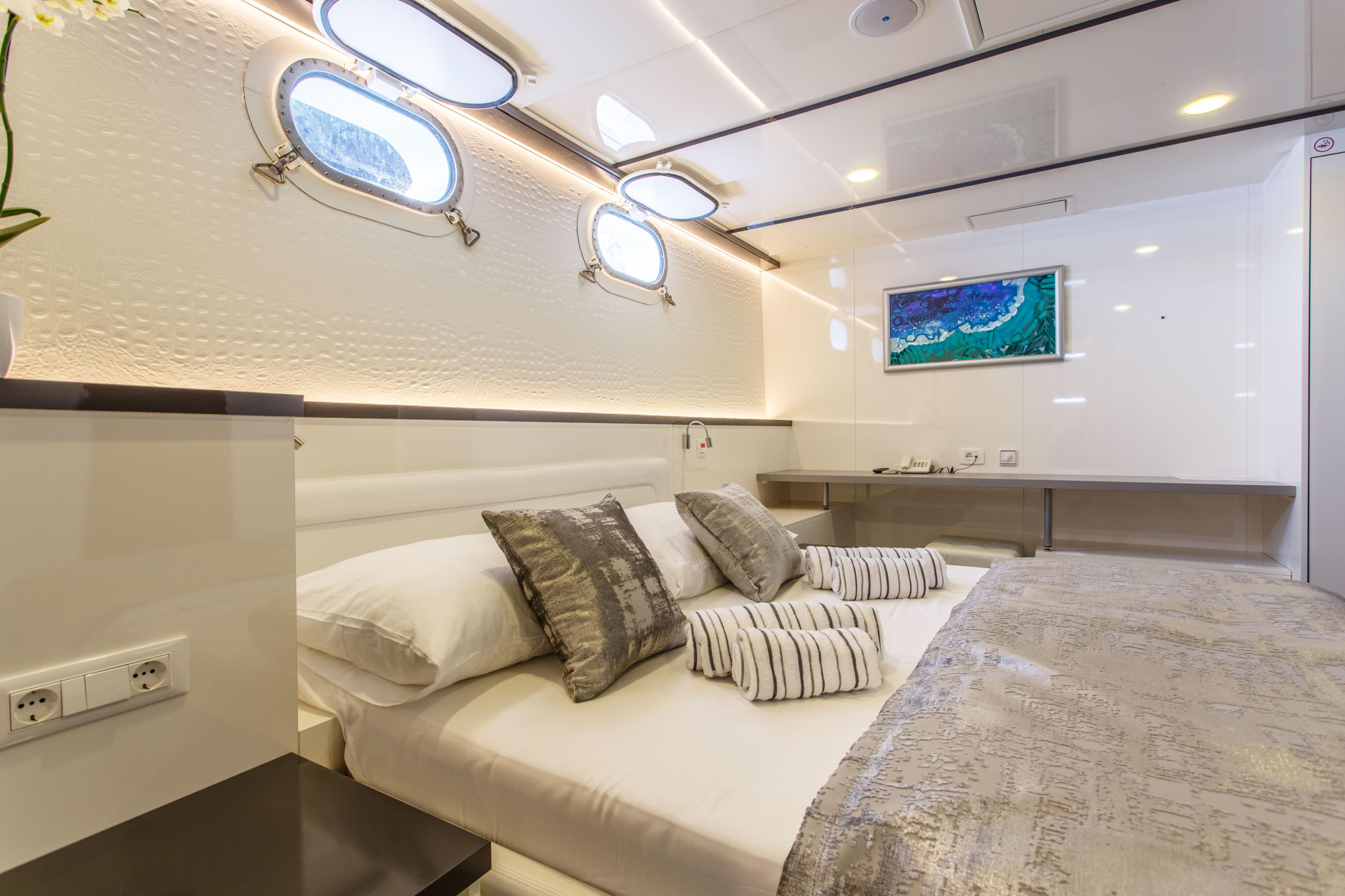 Luxury Motor Yacht — photo 12