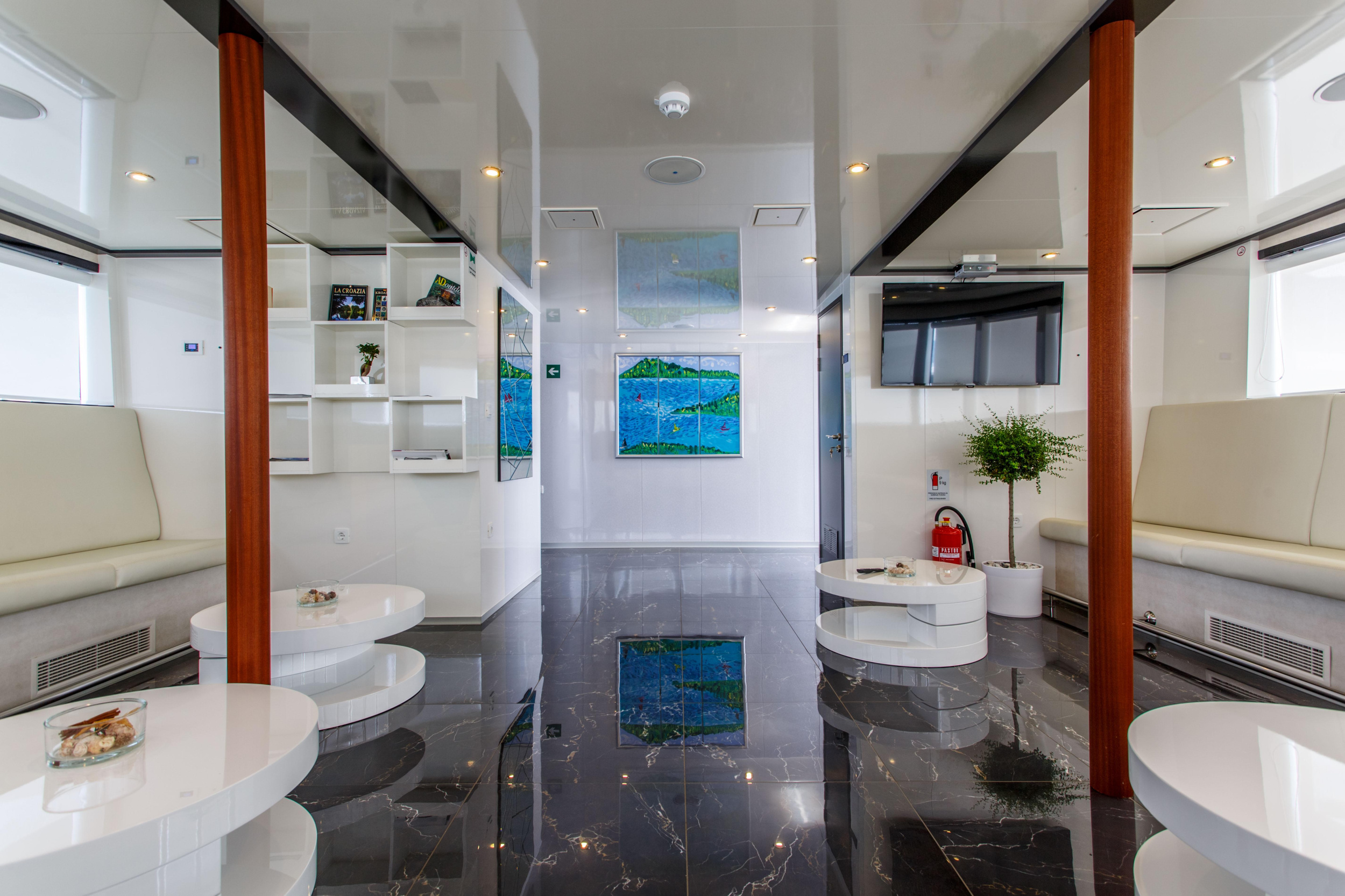 Luxury Motor Yacht — photo 11