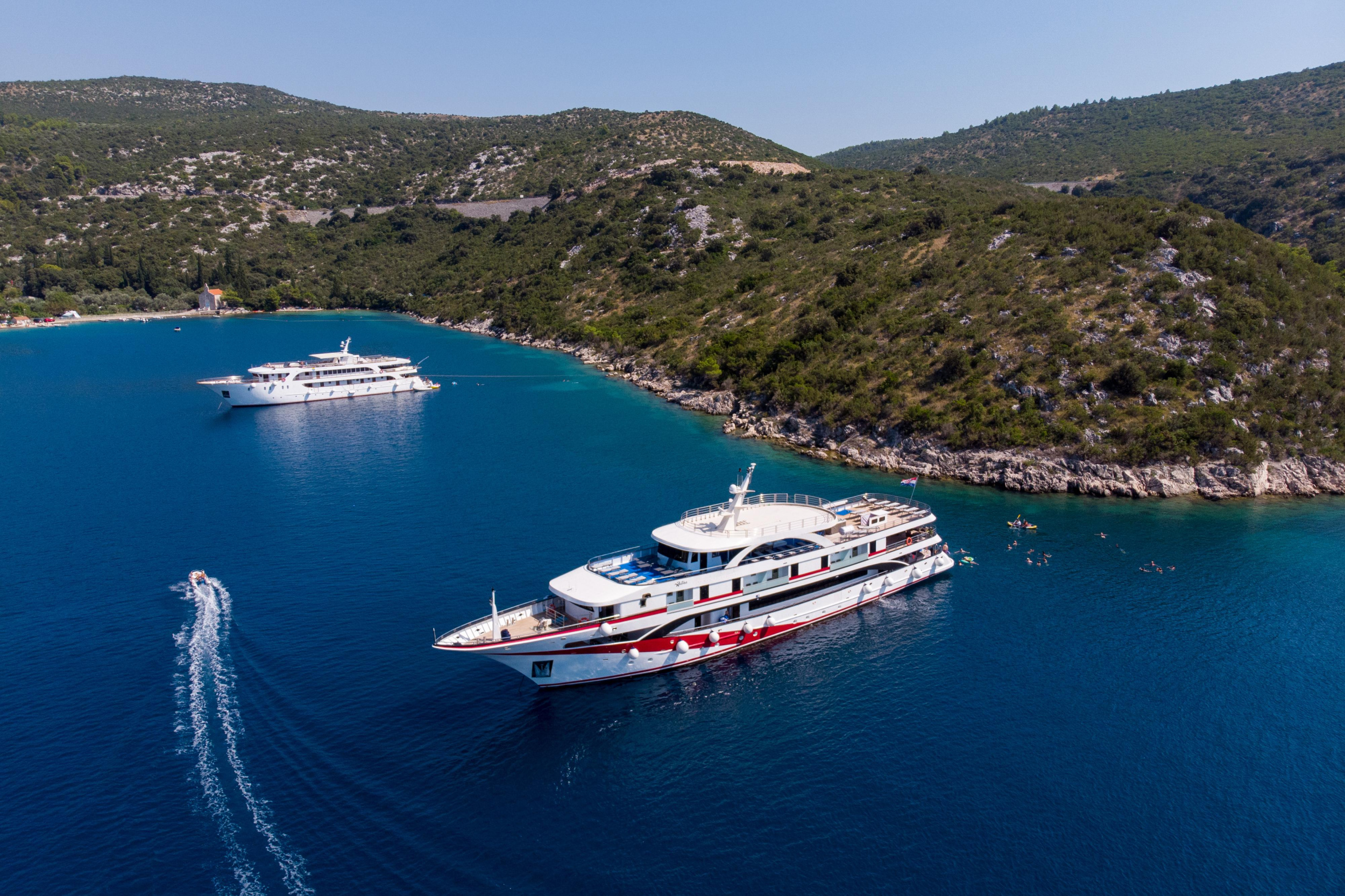 Luxury Motor Yacht — photo 9