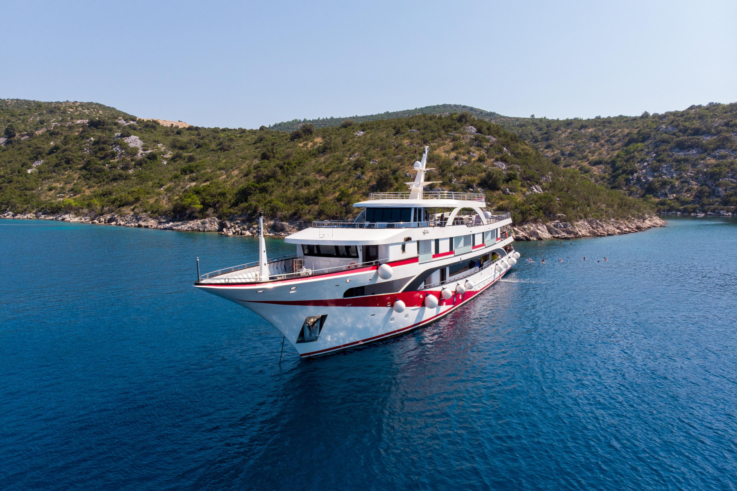 Luxury Motor Yacht — photo 14