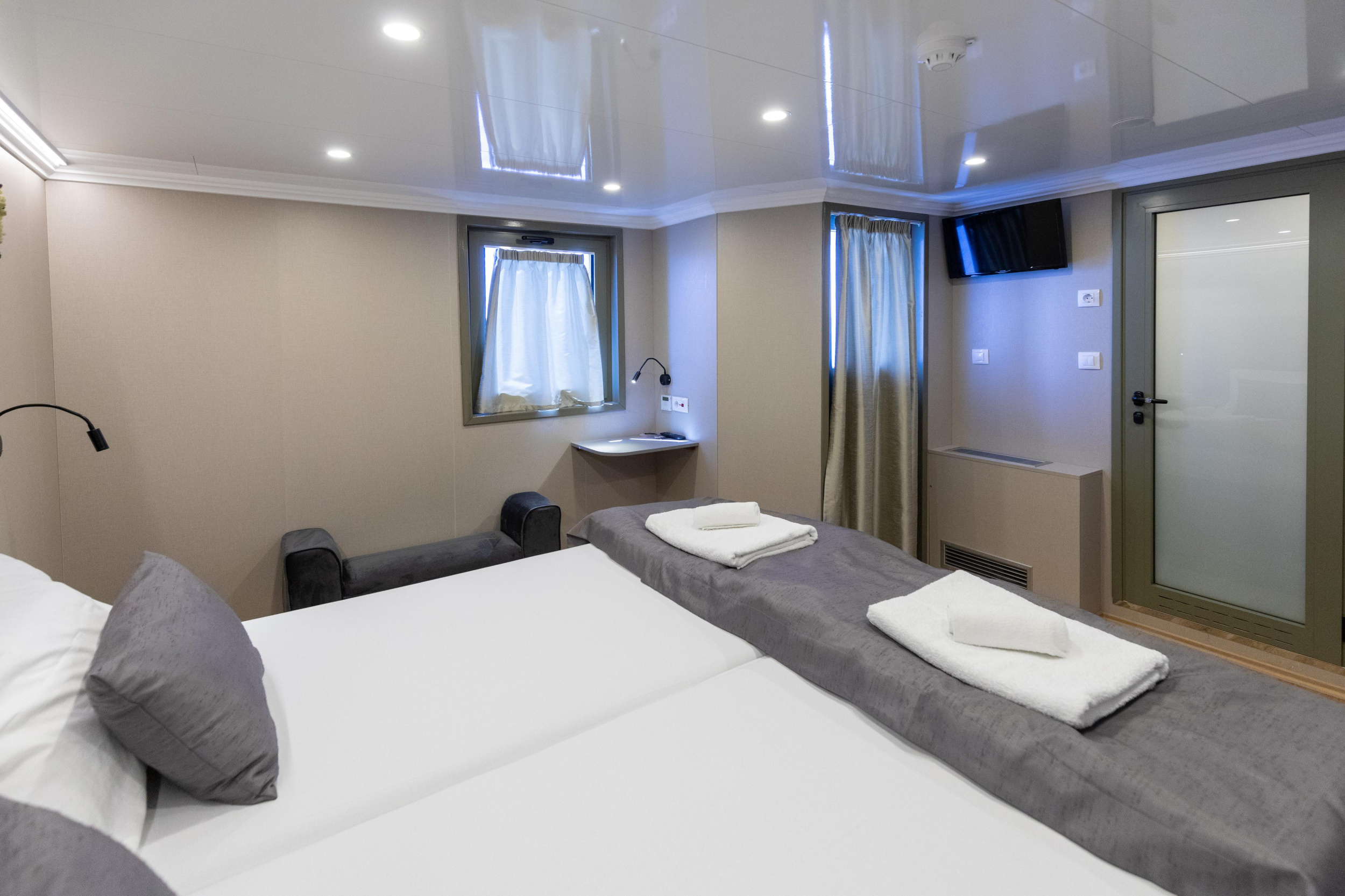 Luxury Motor Yacht — photo 16