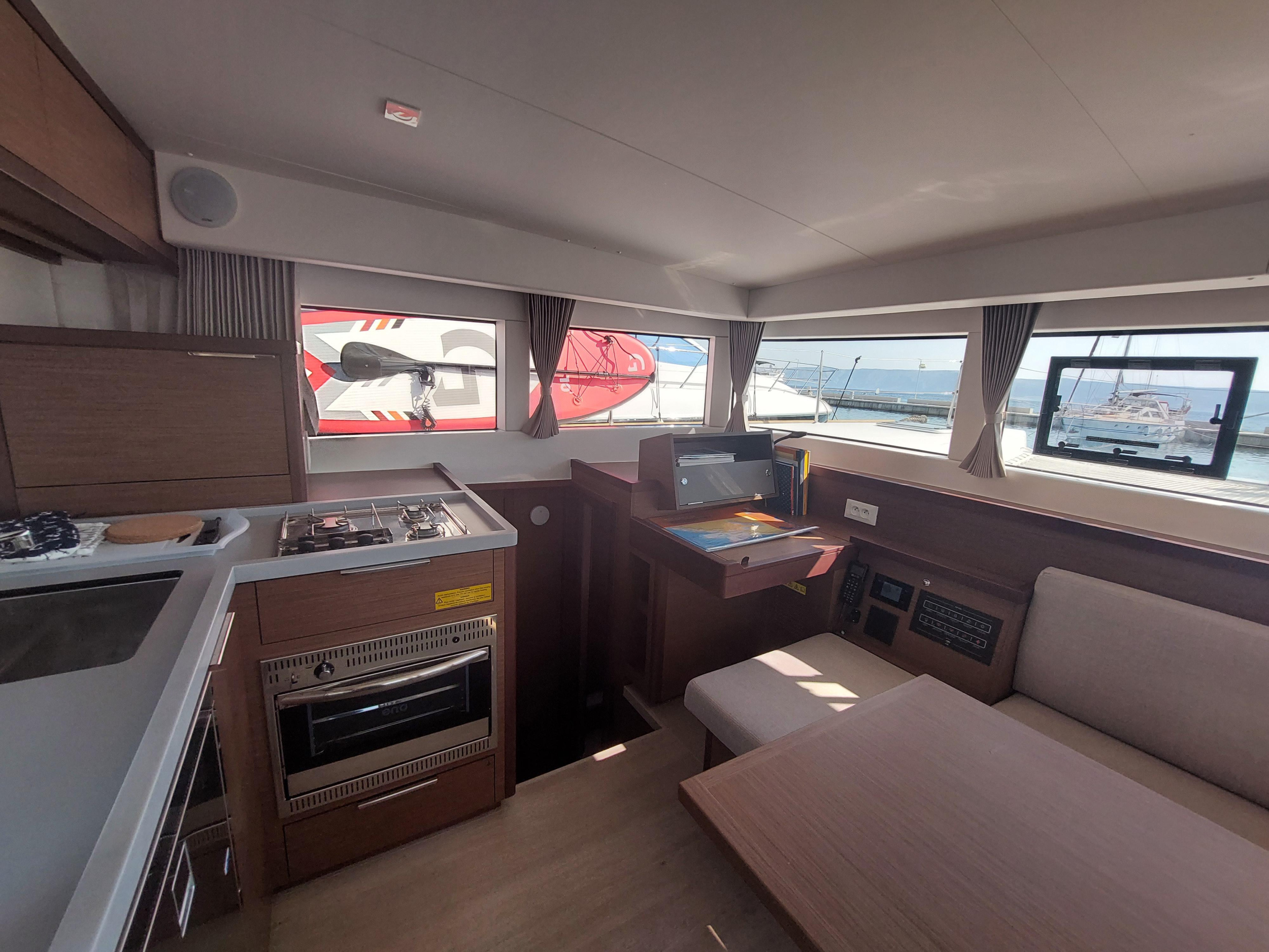 Lagoon 40 — photo 13