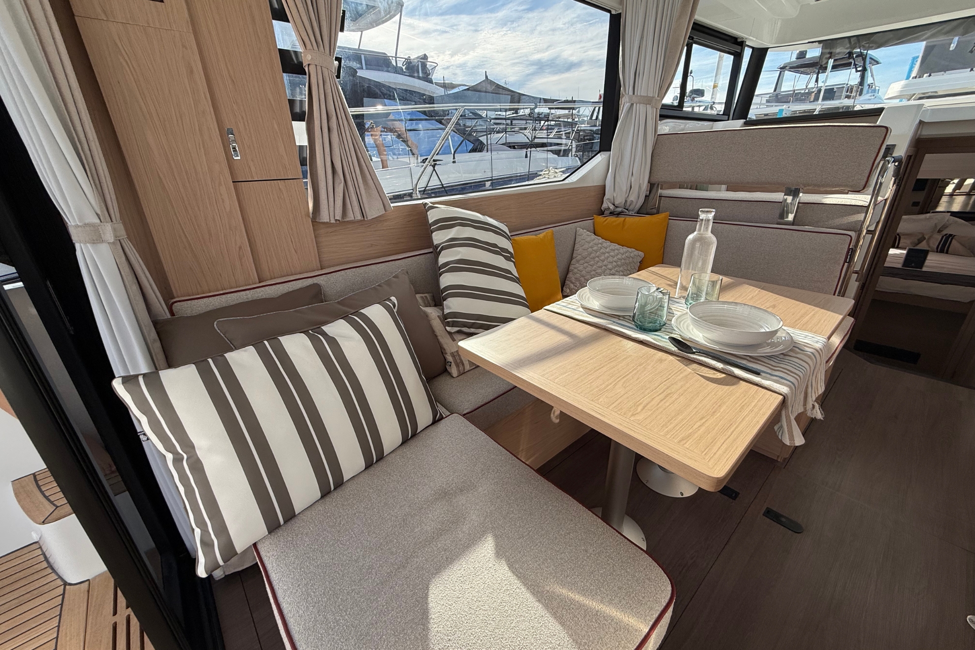 Swift Trawler 37 Fly — photo 4