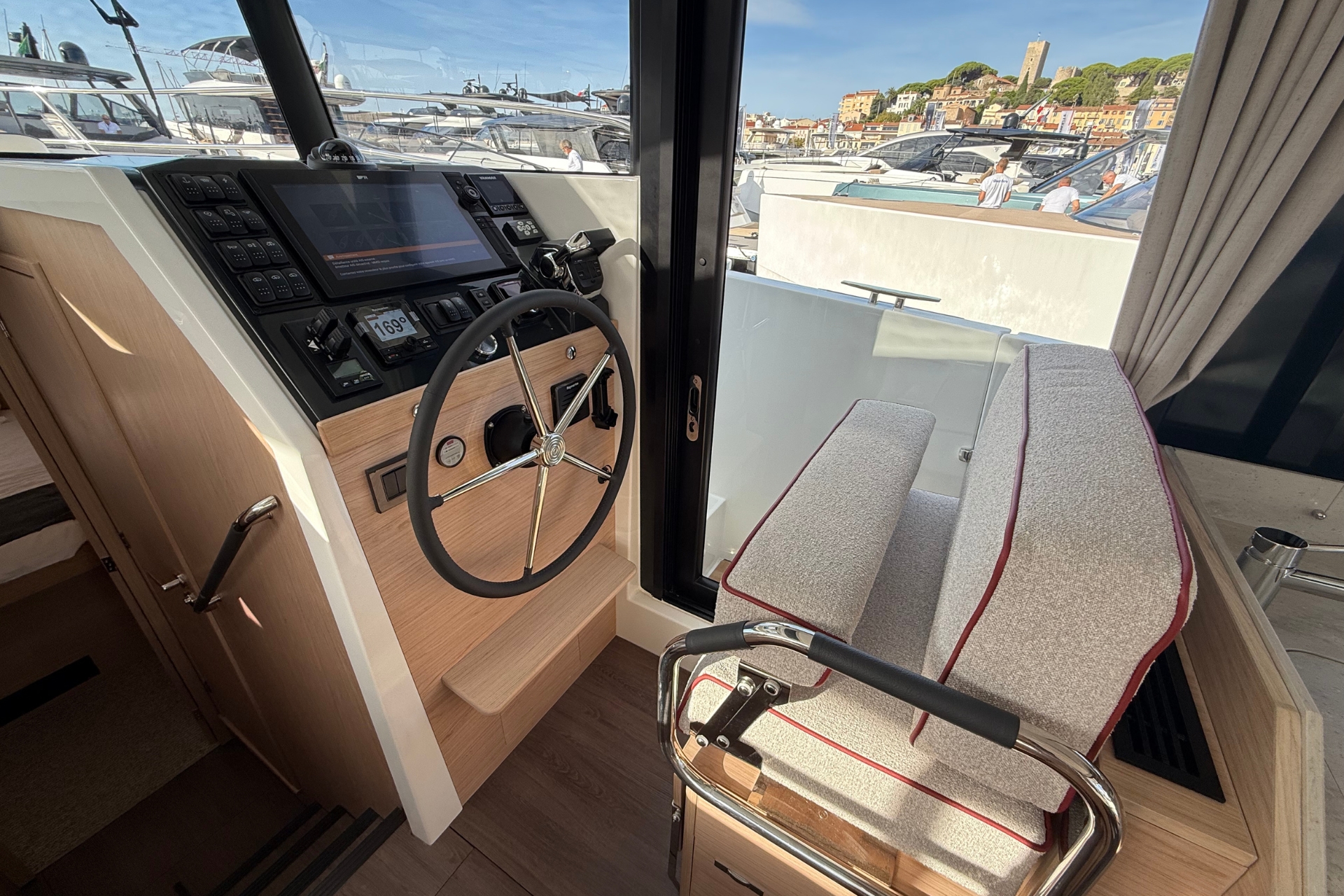 Swift Trawler 37 Fly — photo 22