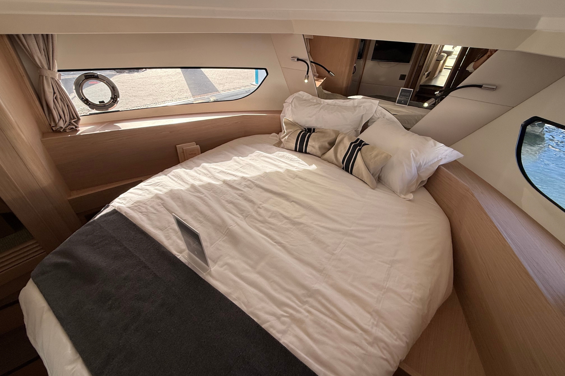 Swift Trawler 37 Fly — photo 3