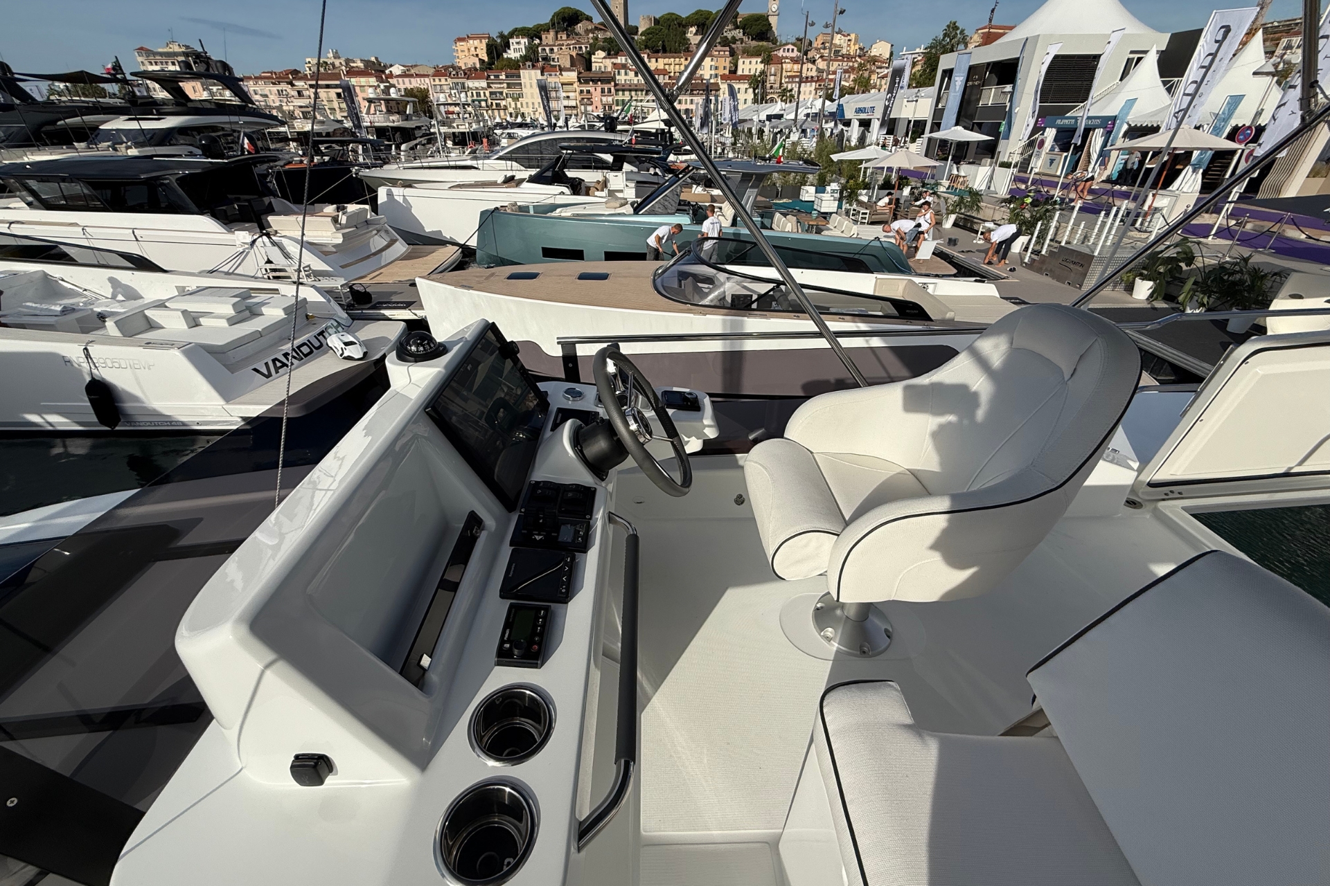 Swift Trawler 37 Fly — photo 8