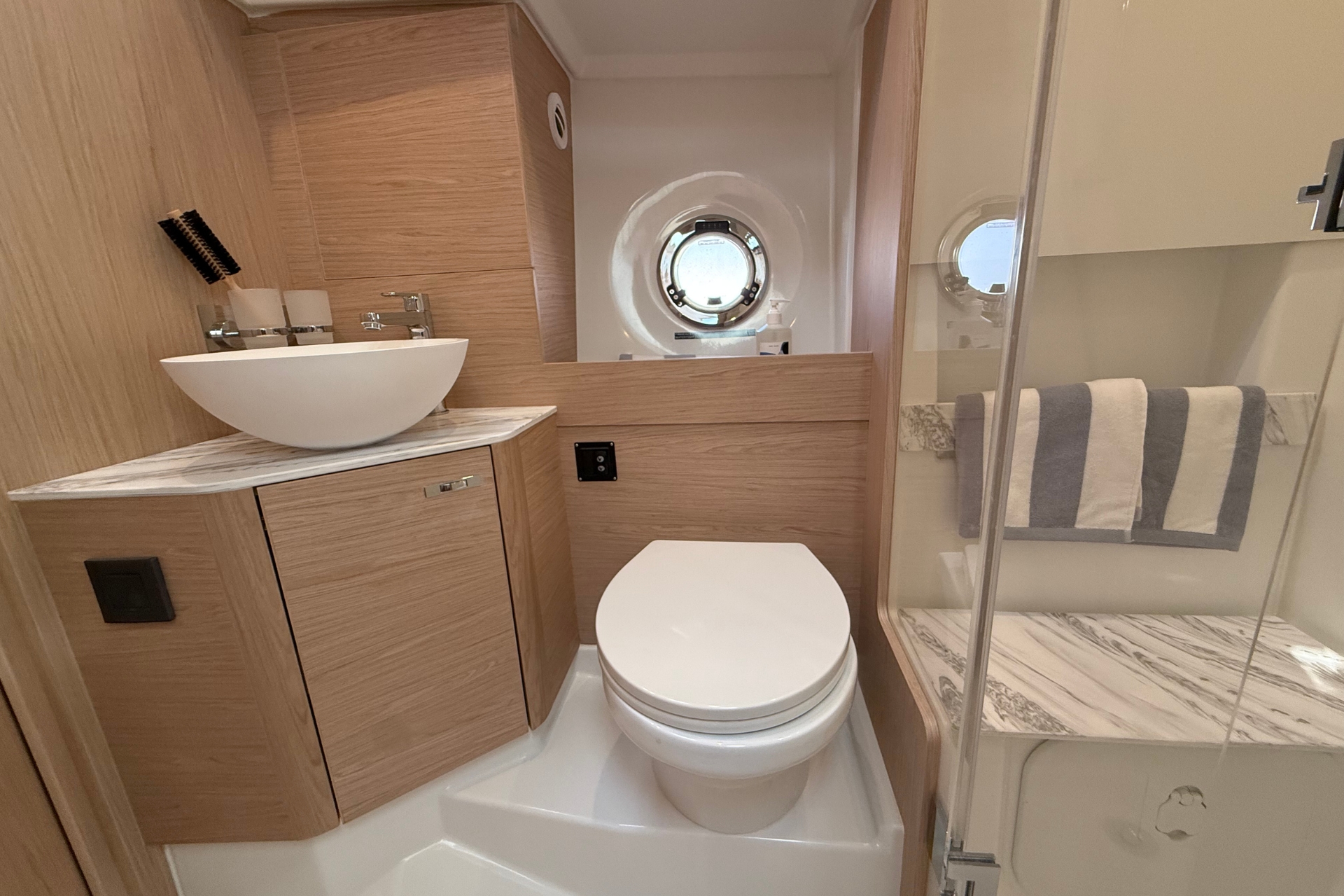 Swift Trawler 37 Fly — photo 18