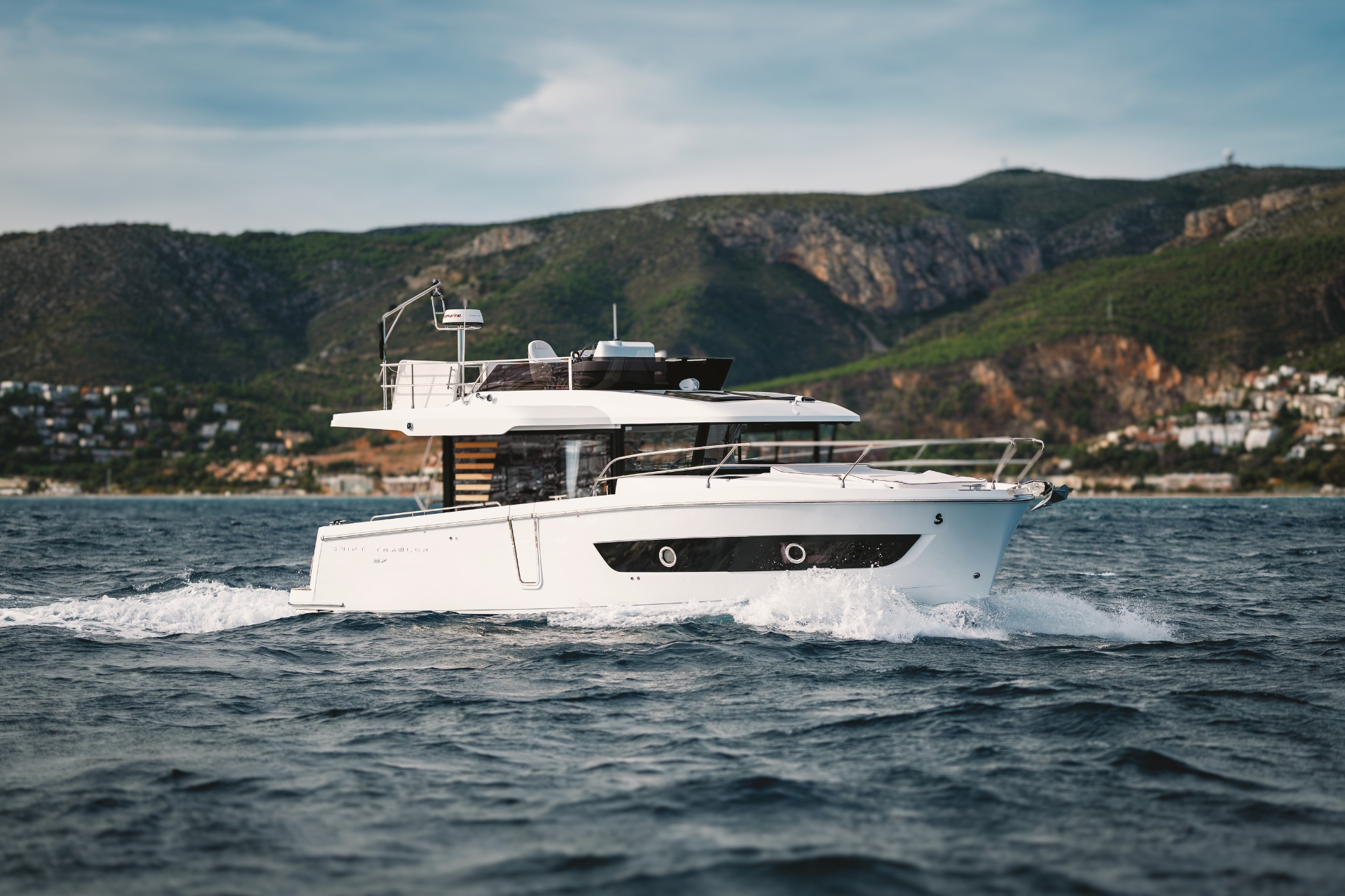 Swift Trawler 37 Fly — photo 7