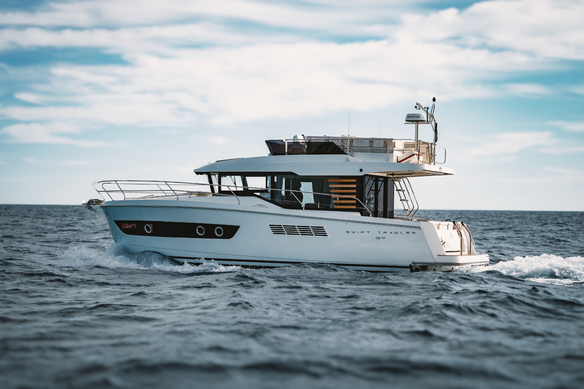 Swift Trawler 37 Fly — photo 9