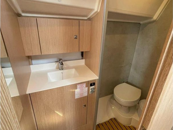 Bavaria C42 — photo 6