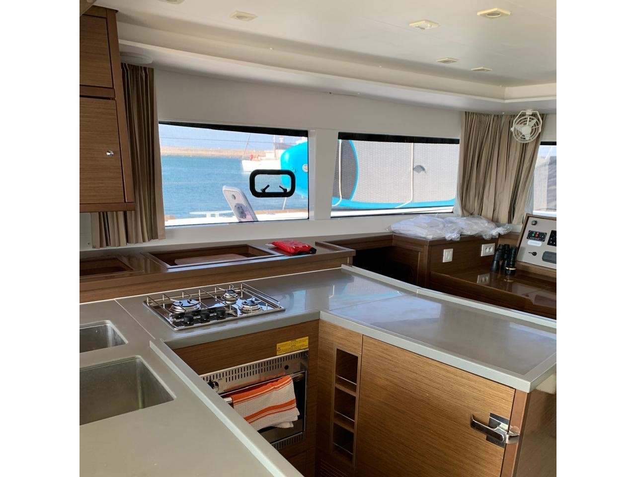 Lagoon 450 Fly (Genarator, , , Inverter) — photo 14