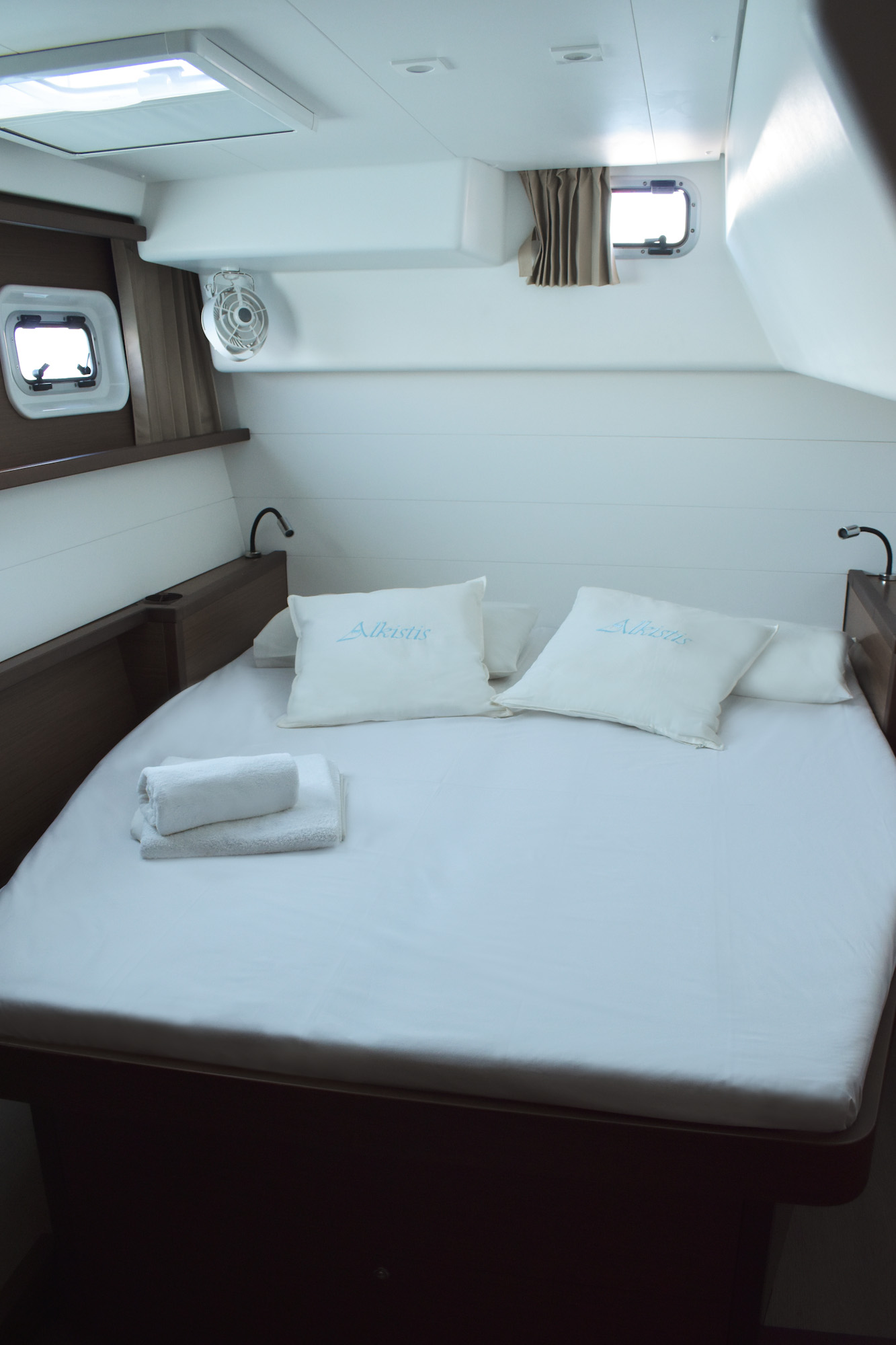 Lagoon 450 Fly (Genarator, , , Inverter) — photo 8