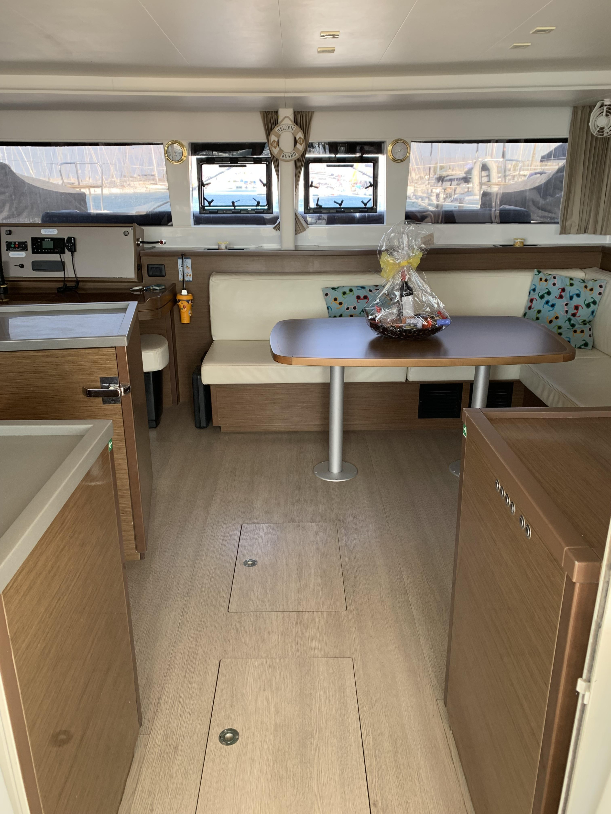 Lagoon 450 Fly (Genarator, , , Inverter) — photo 15