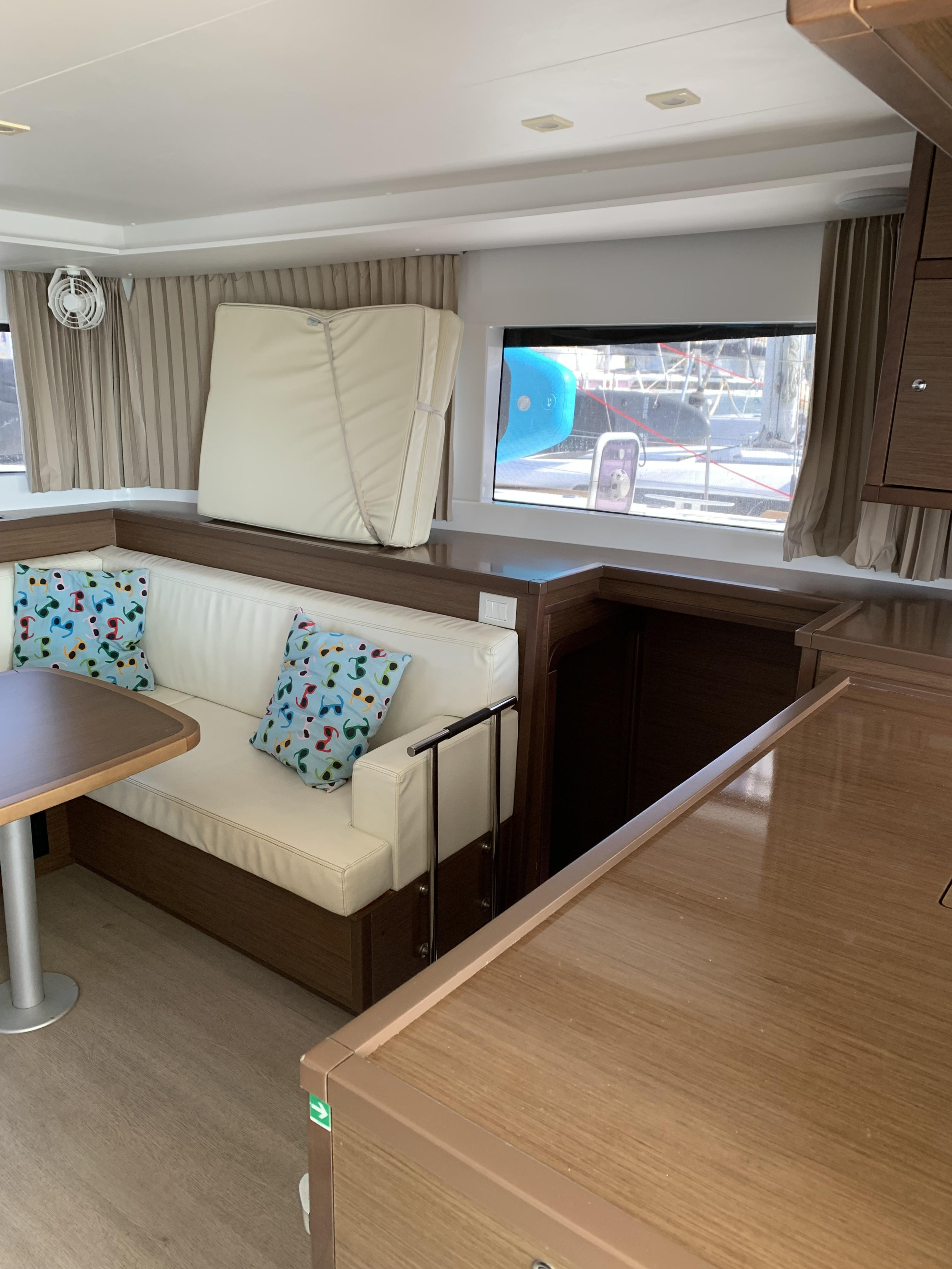 Lagoon 450 Fly (Genarator, , , Inverter) — photo 10