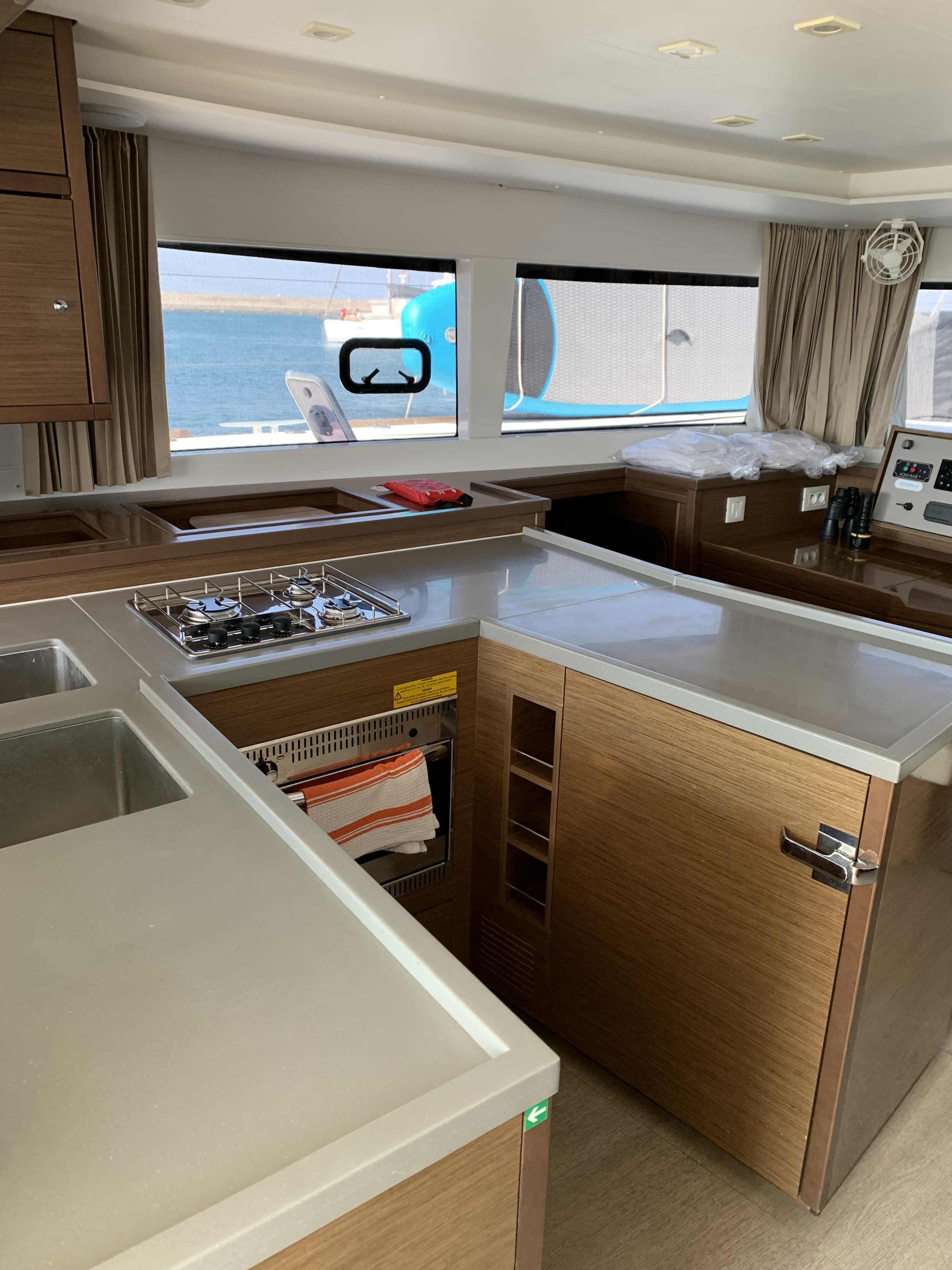 Lagoon 450 Fly (Genarator, , , Inverter) — photo 4
