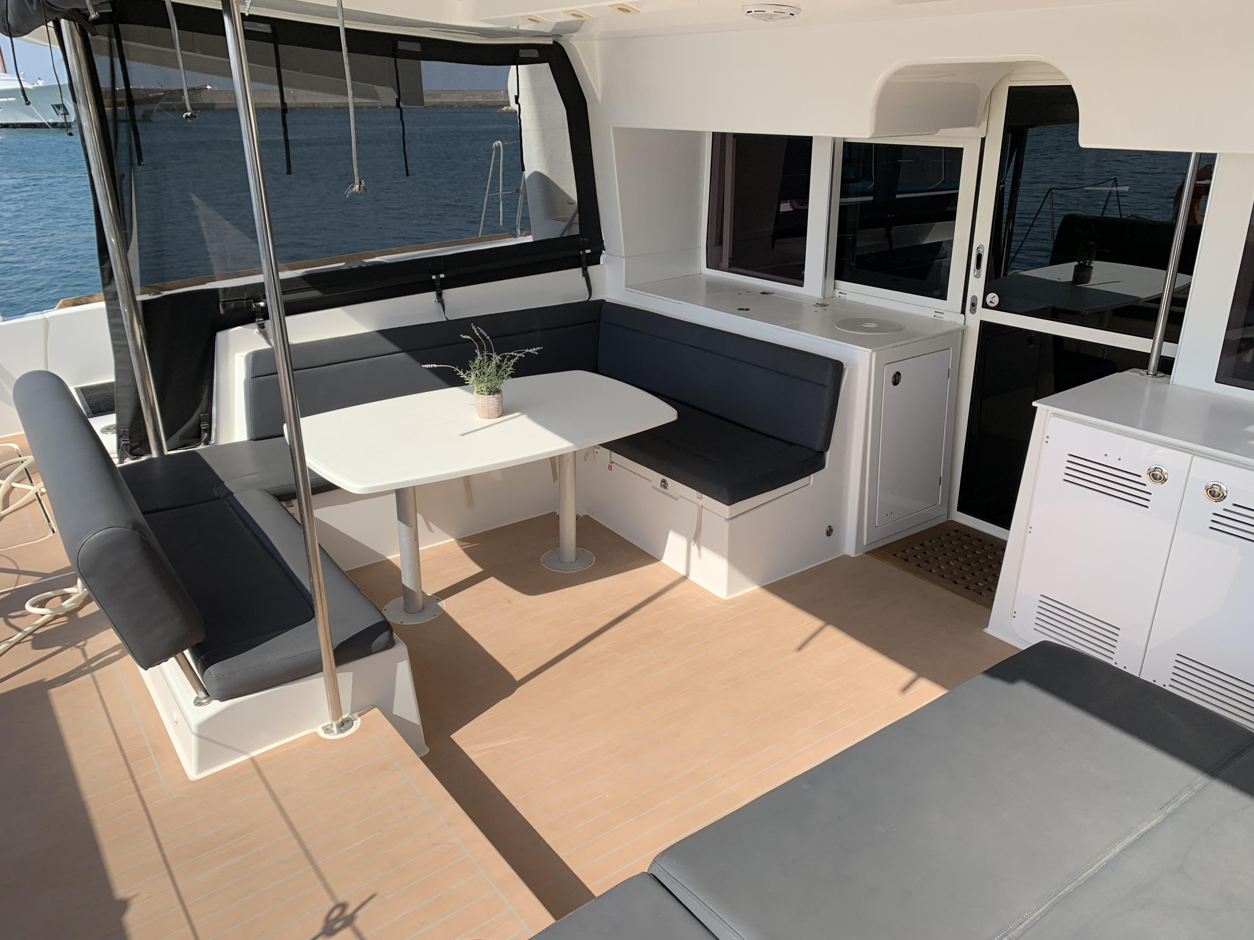 Lagoon 450 Fly (Genarator, , , Inverter) — photo 9