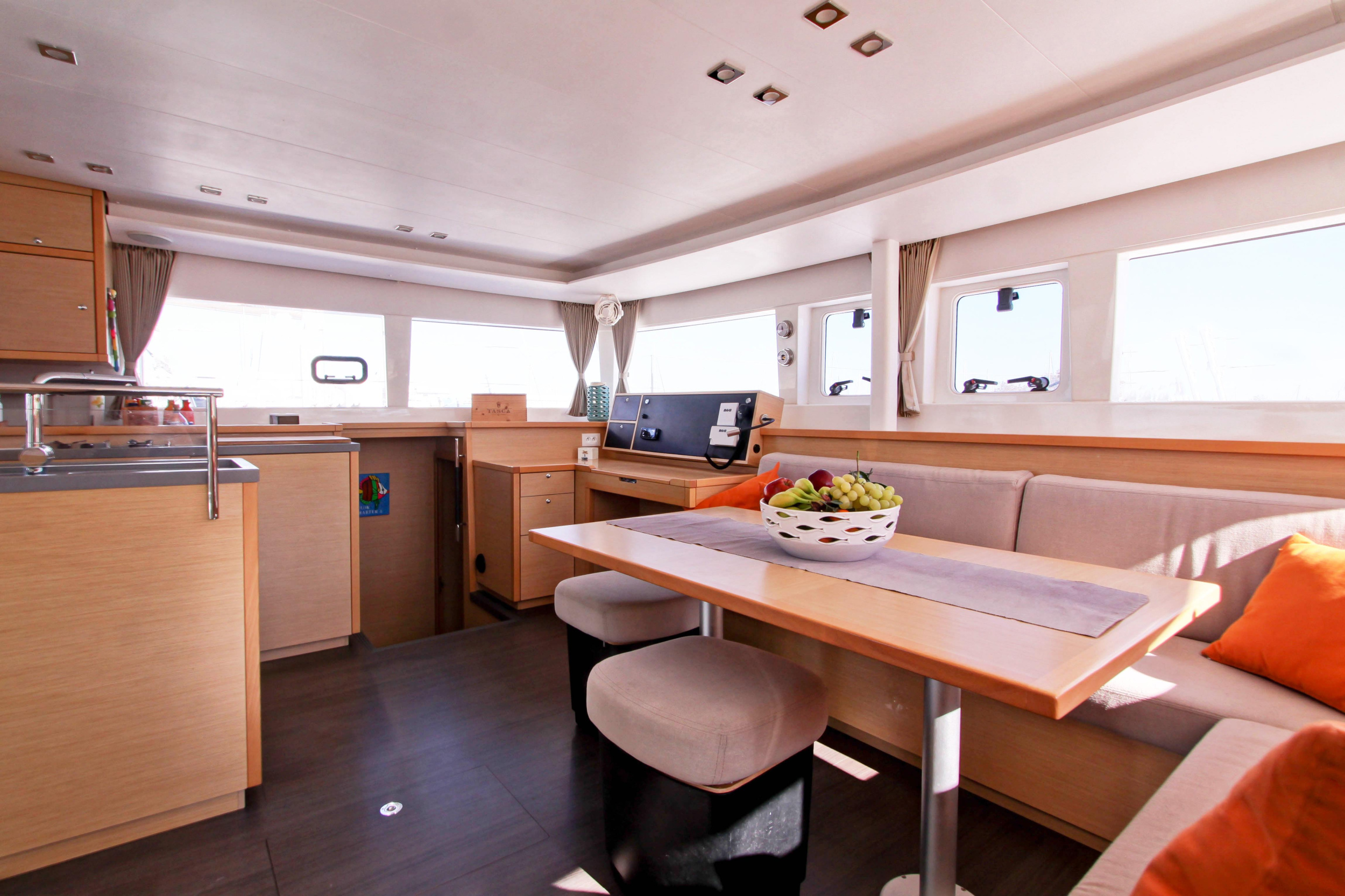 Lagoon 450 — photo 3