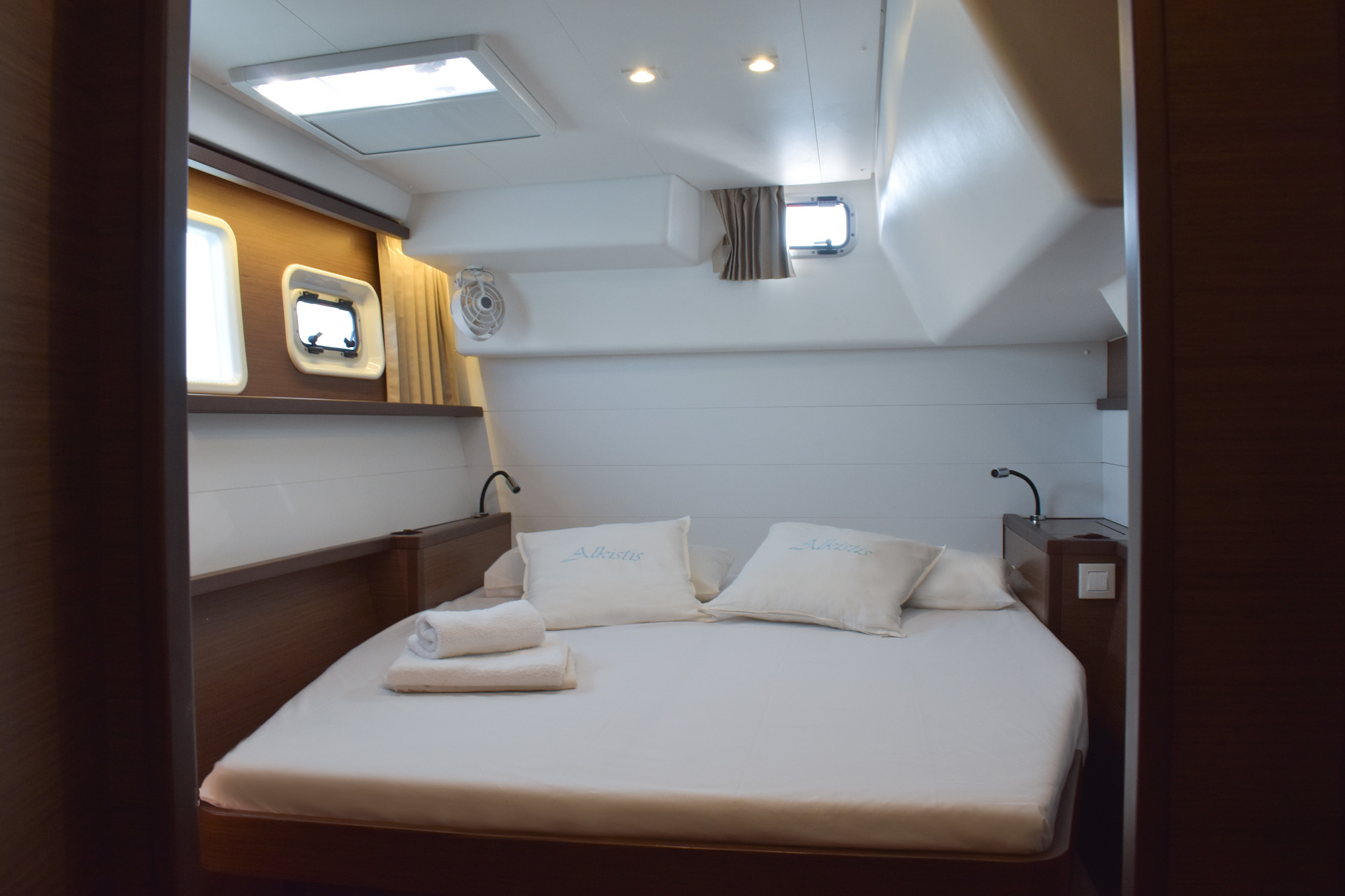 Lagoon 450 Fly (Genarator, , , Inverter) — photo 5