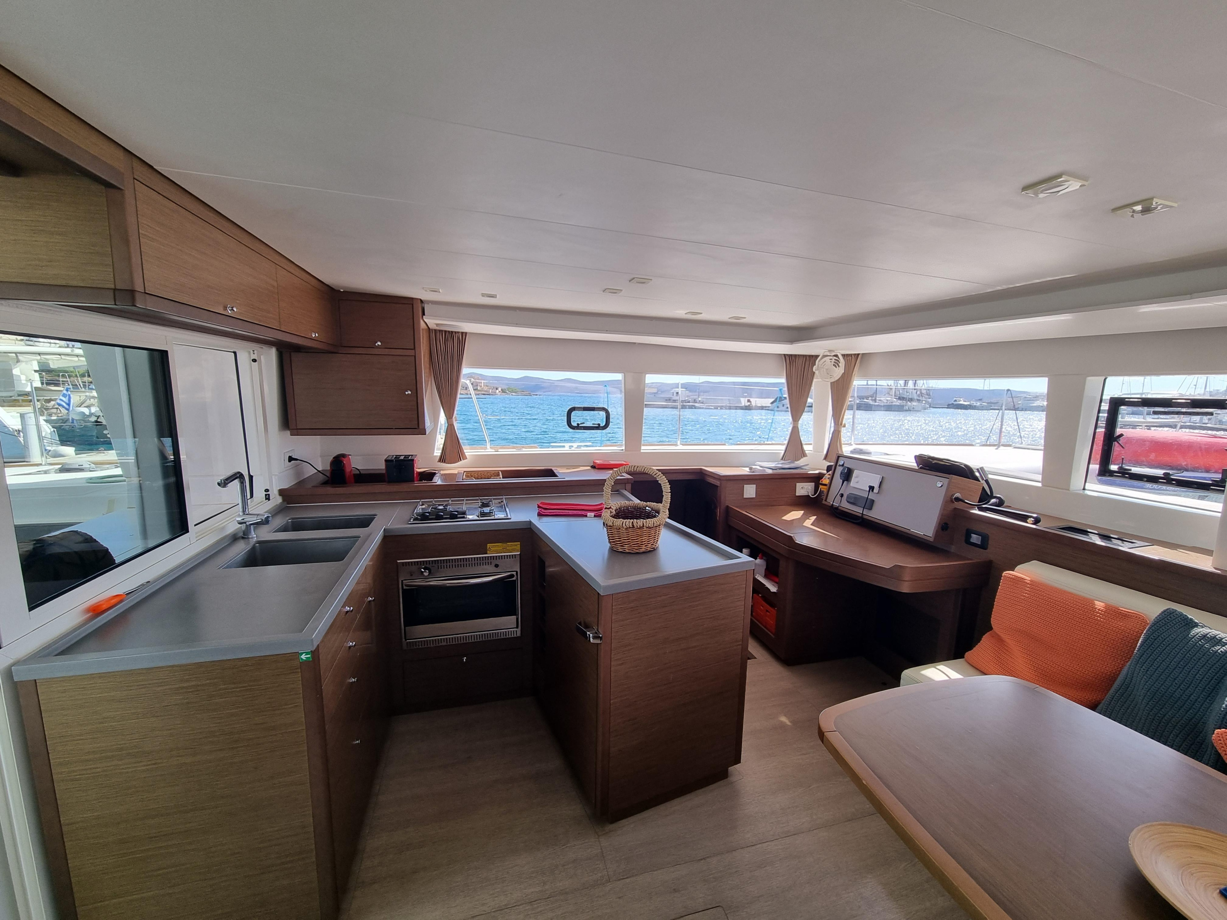 Lagoon 450F — photo 7