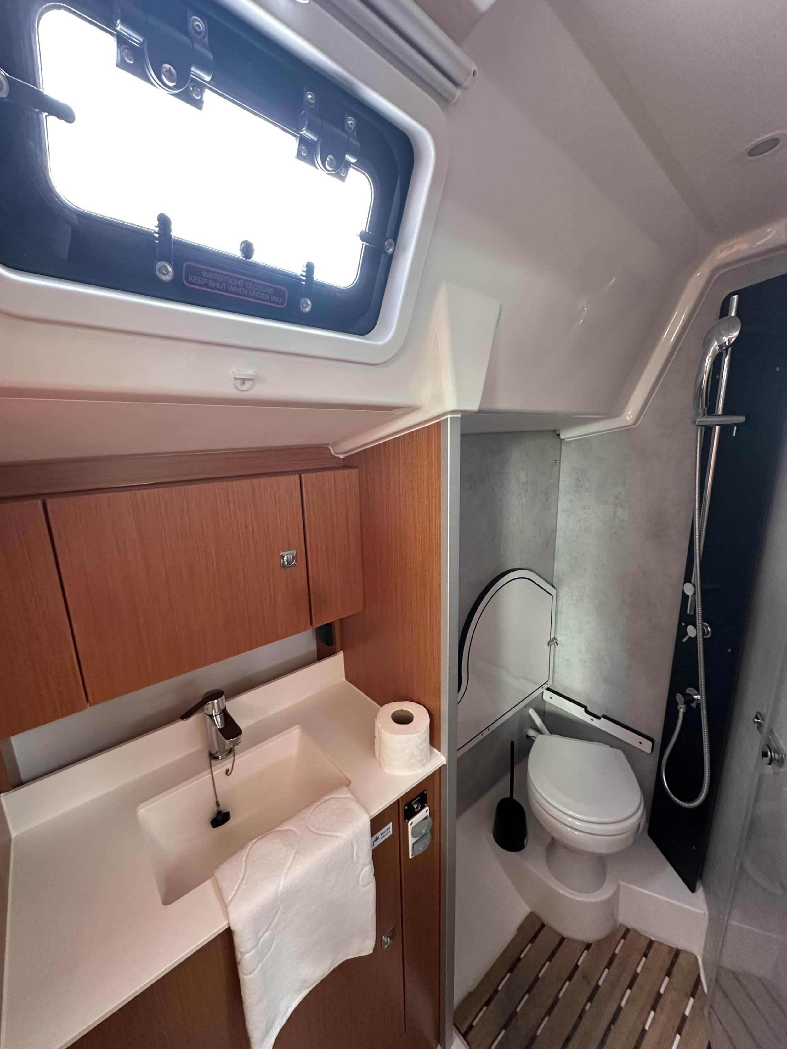 Bavaria C38 — photo 8