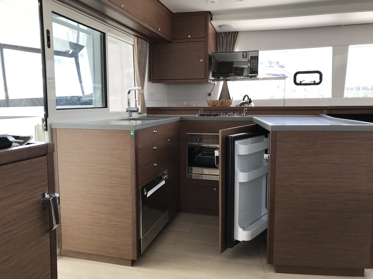 Lagoon 450 F — photo 11