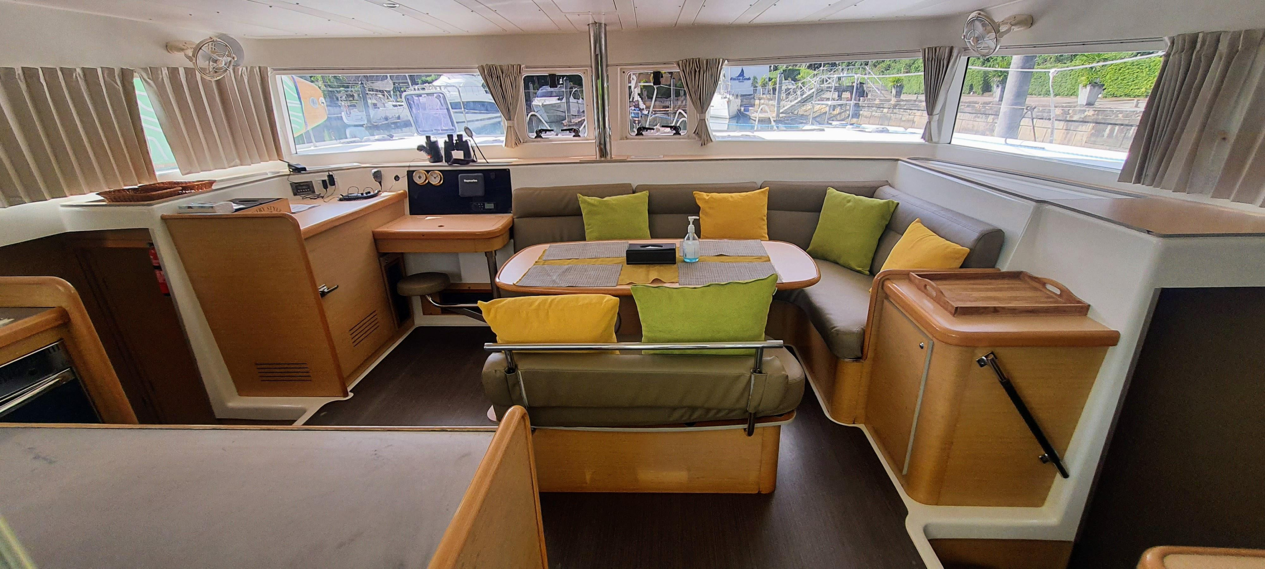 Lagoon 421 — photo 13