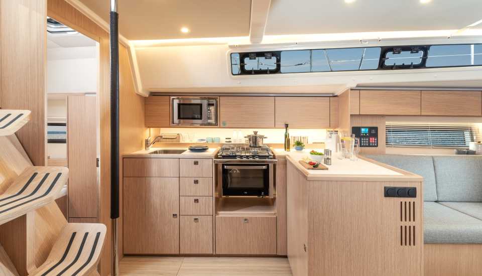 Bavaria C42 — photo 12