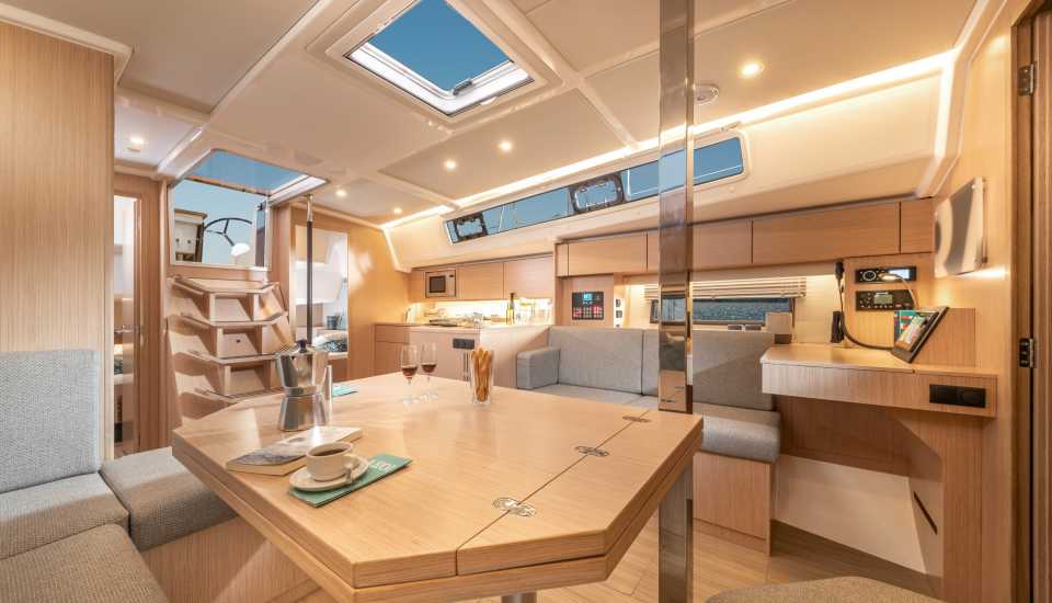 Bavaria C42 — photo 10