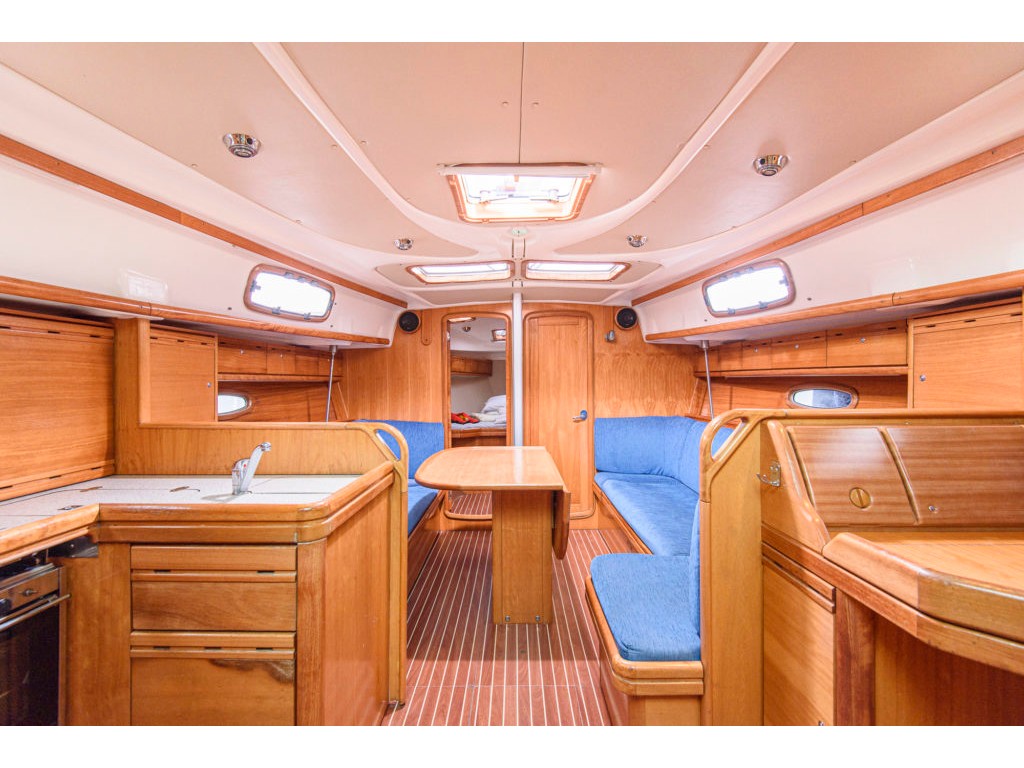 Bavaria 37 Cruiser — photo 12