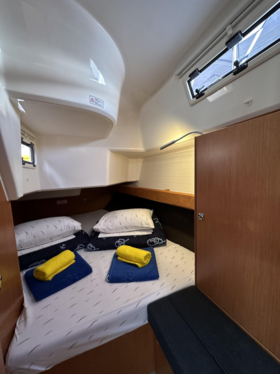 Bavaria Cruiser 37 — photo 10