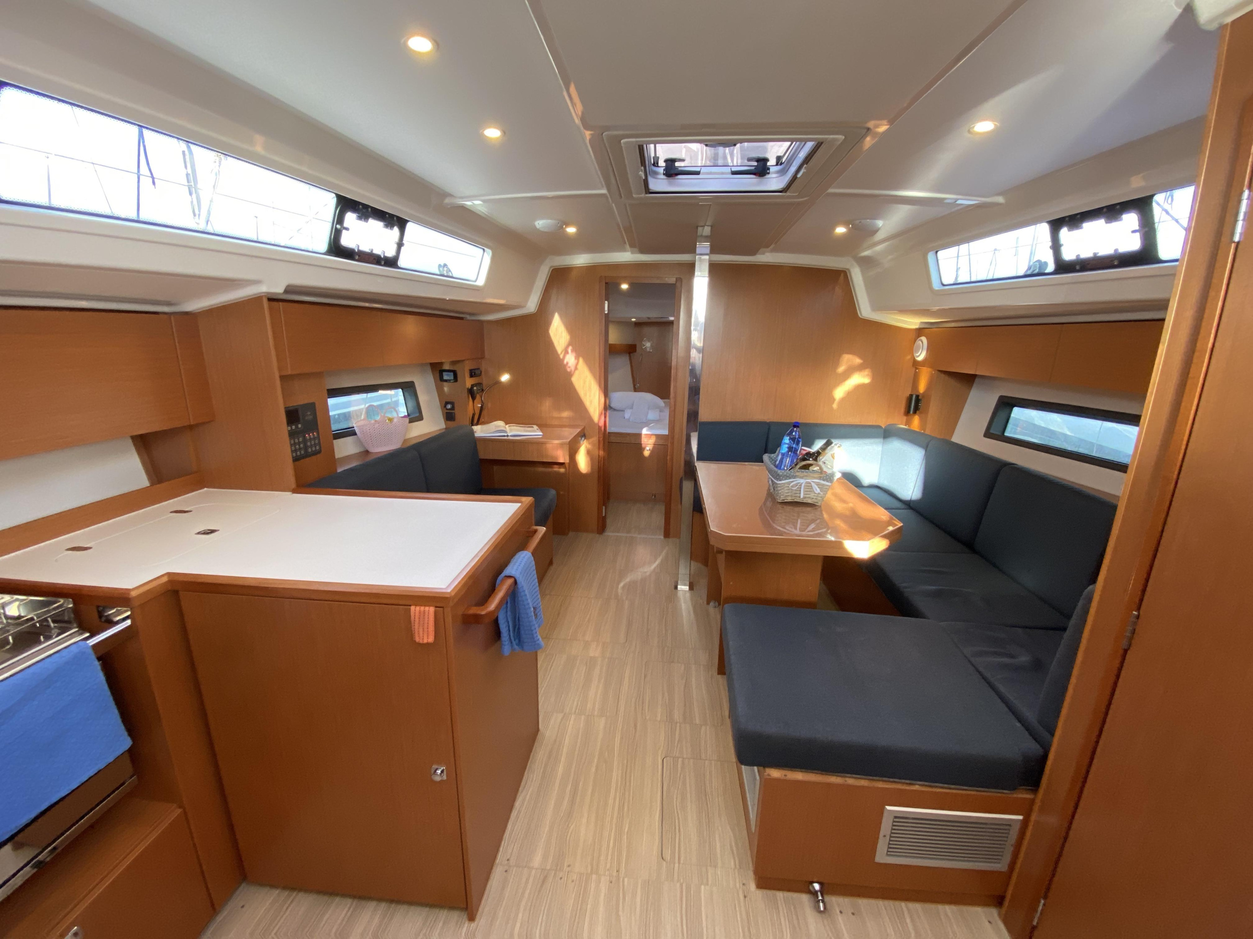 Bavaria C42 — photo 18
