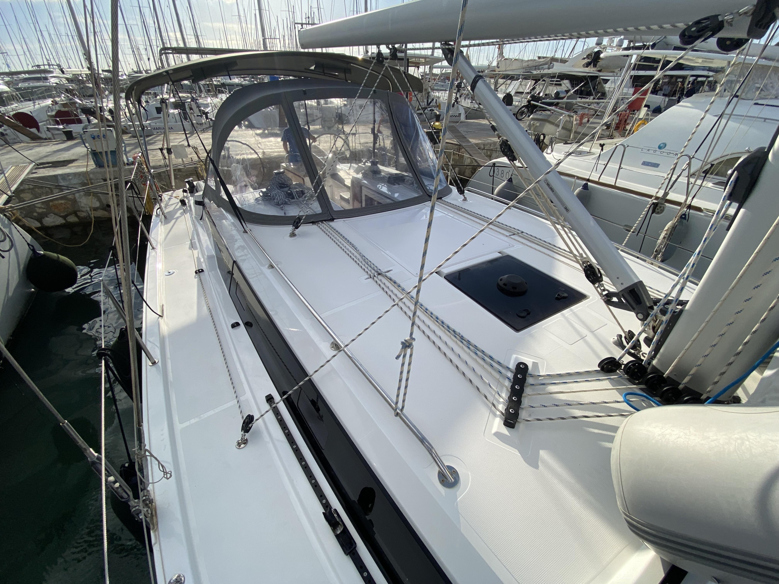 Bavaria C42 — photo 10